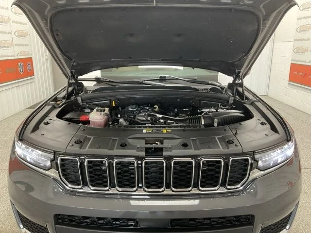 2025 Jeep Grand-Cherokee-L Laredo Altitude 4x4 - Image 10