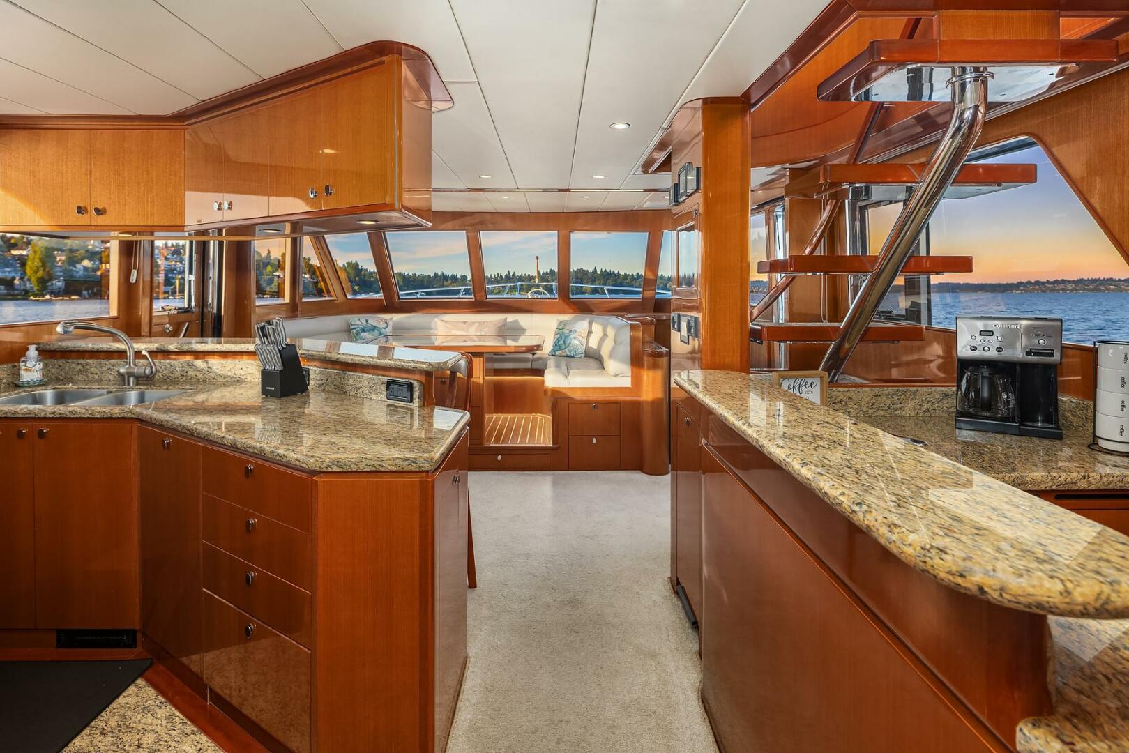 2014 Hampton 720 Skylounge LRC - Image 12