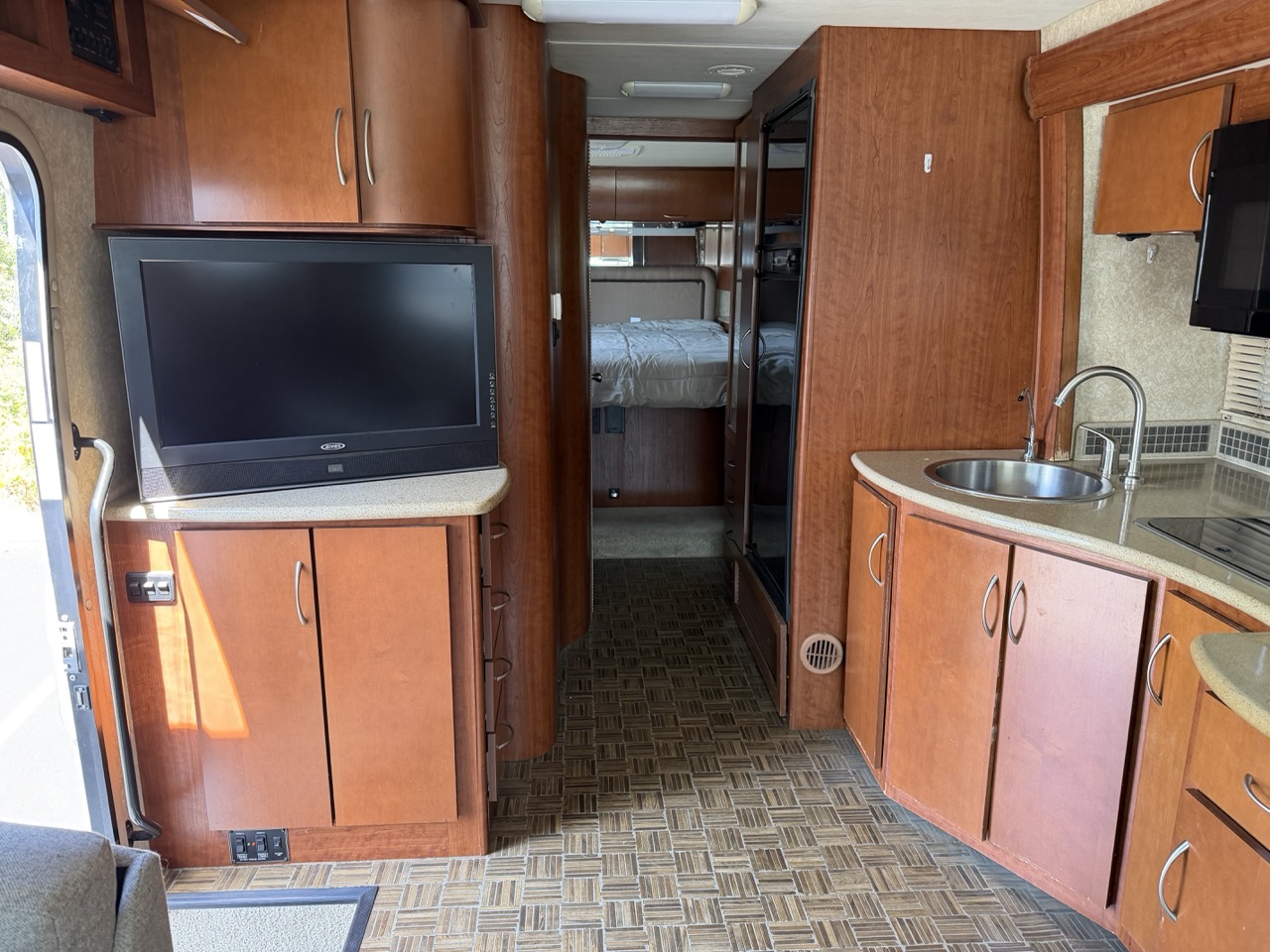 2010 Thor Motor Coach Serrano 31V - Image 8