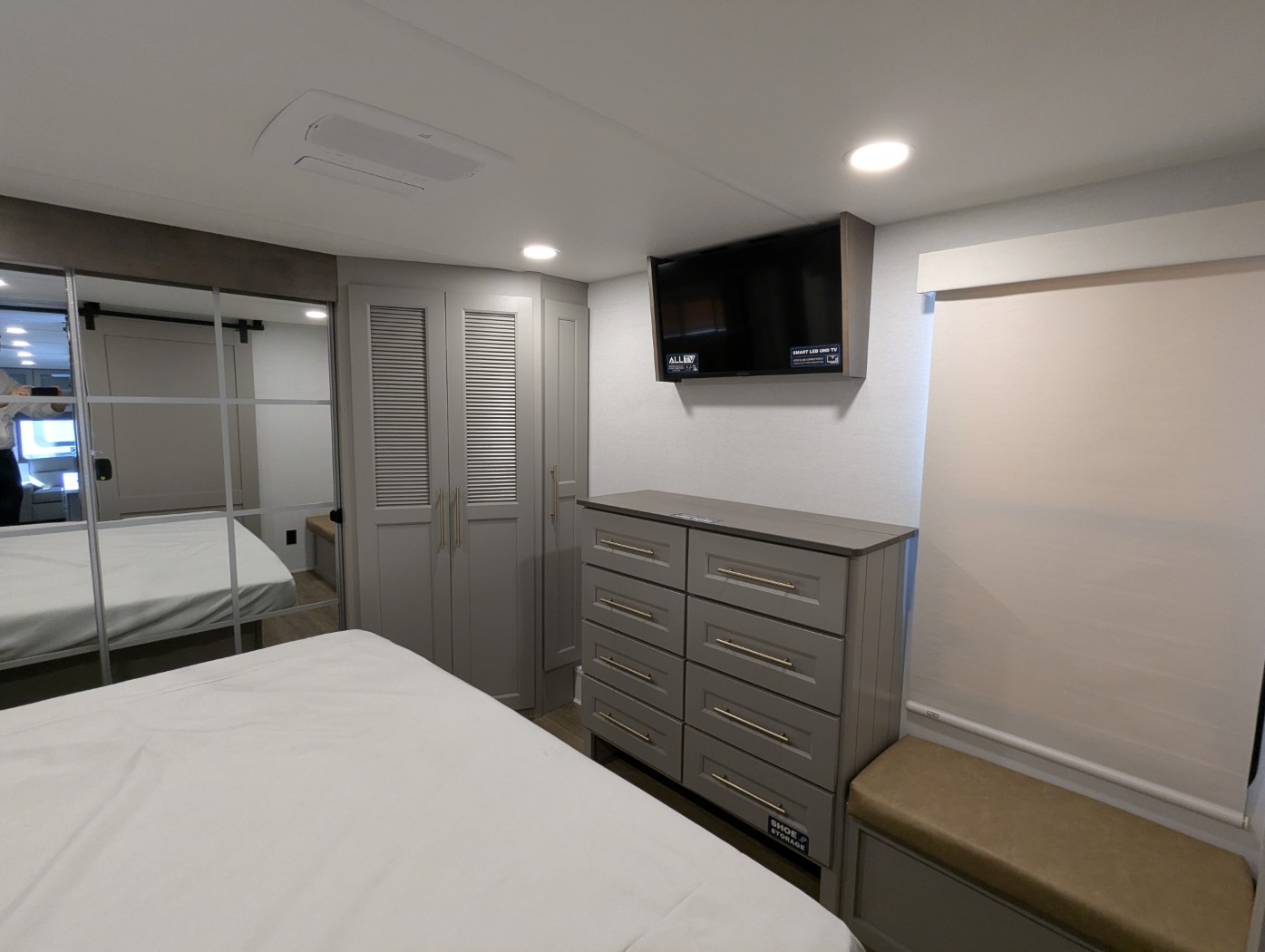 2026 Alliance RV Paradigm 340RL - Image 10