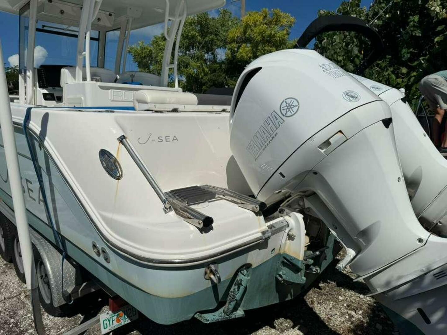2017 Robalo R302 - Image 6