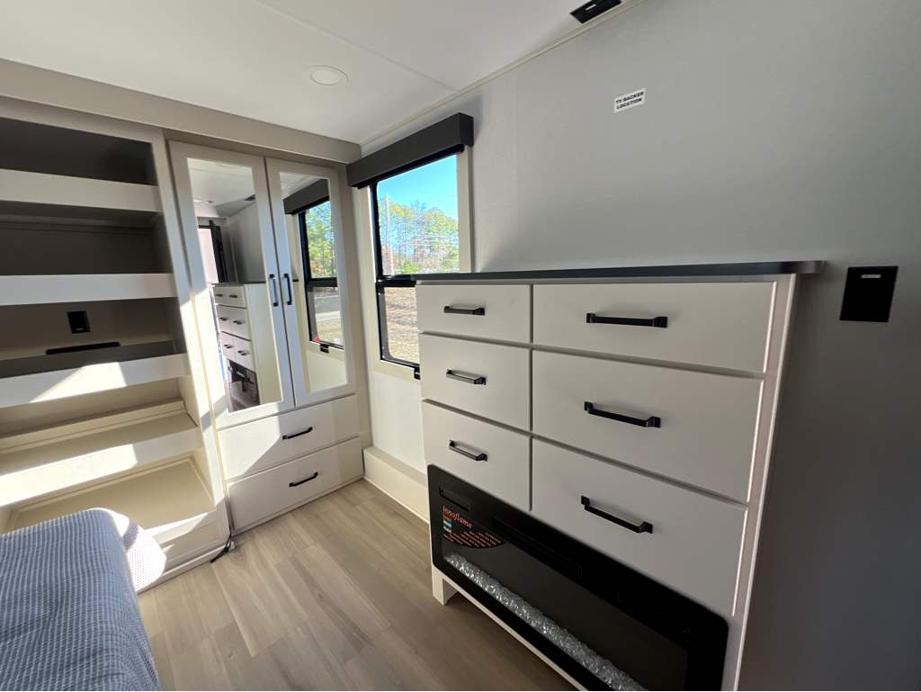 2026 GRAND DESIGN MOMENTUM 395MT - Image 22