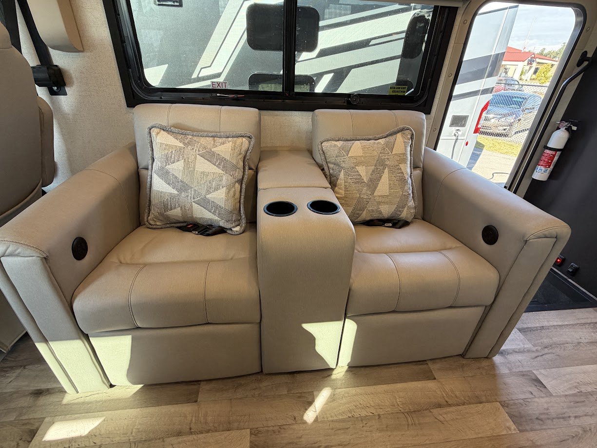 2026 THOR MOTOR COACH PALAZZO 33.6 - Image 14