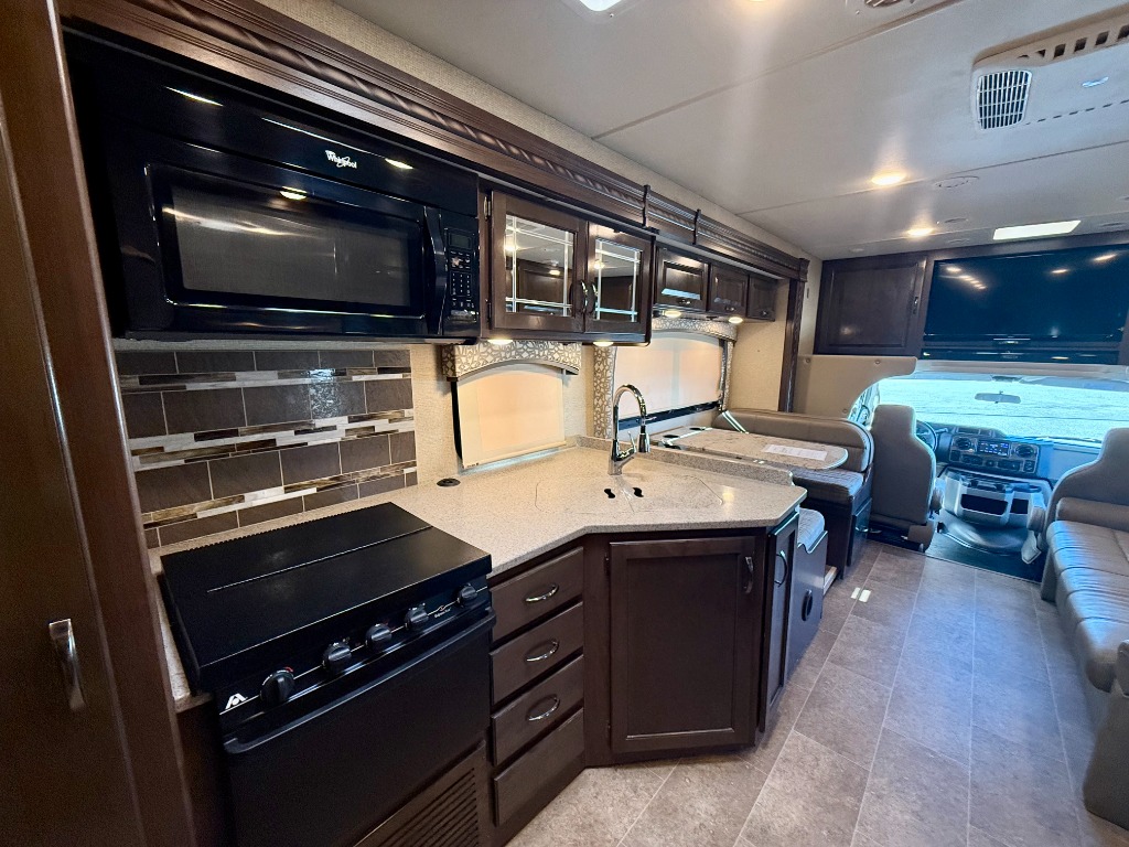 2017 Chateau 31W - Image 21