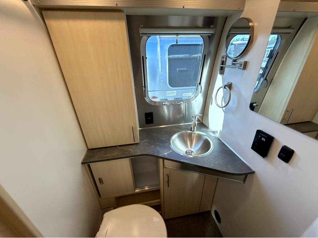2026 AIRSTREAM FLYING CLOUD 25FBQ - Image 27