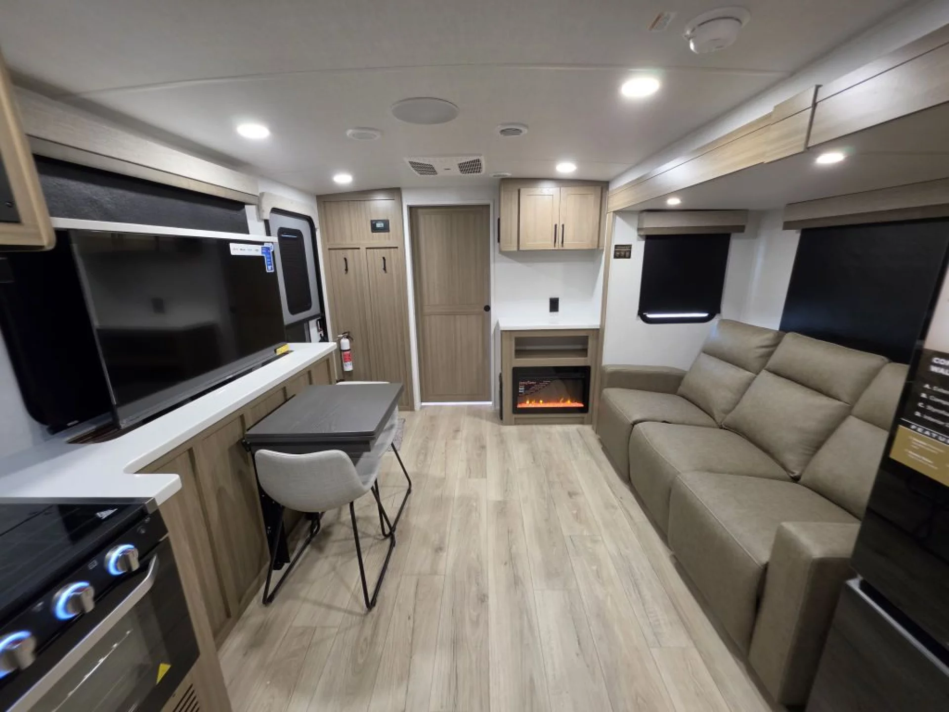 2027 FOREST RIVER ROCKWOOD ULTRA LITE 2621RB - Image 12