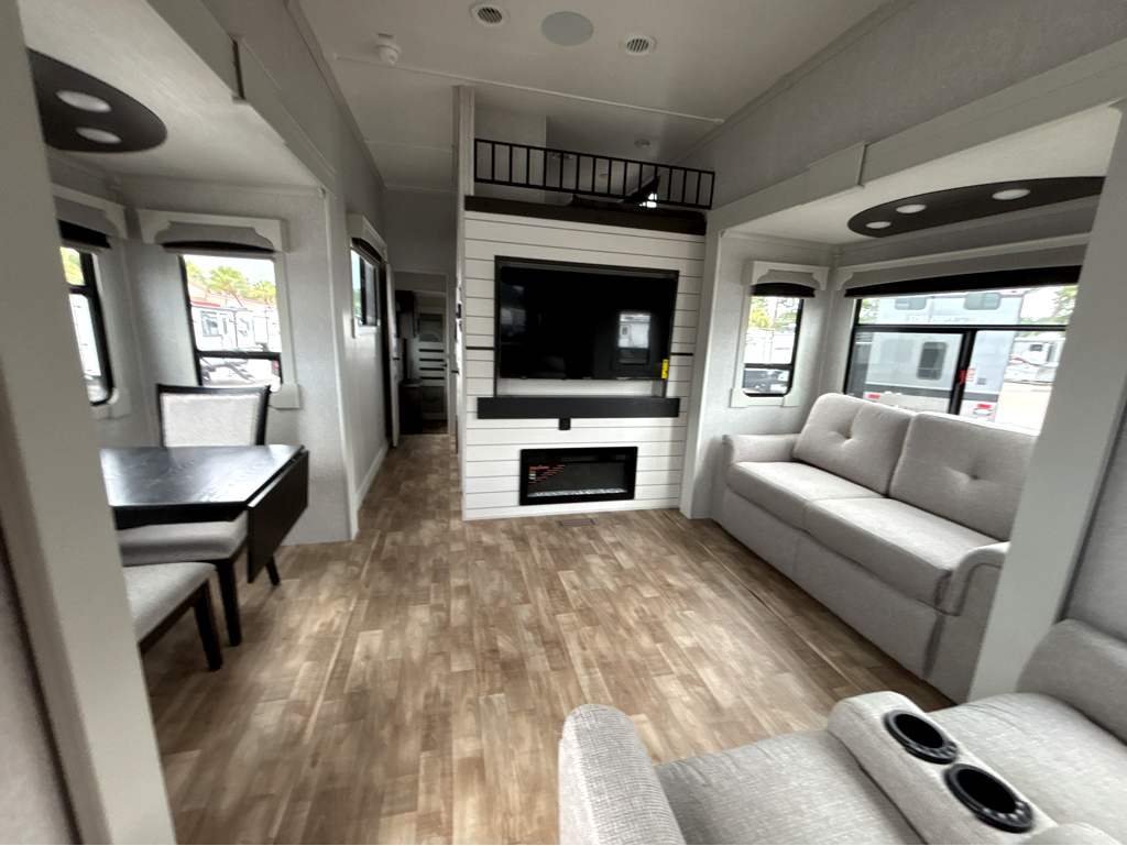 2025 CROSSROADS REDWOOD REGENCY 3881FKL - Image 14