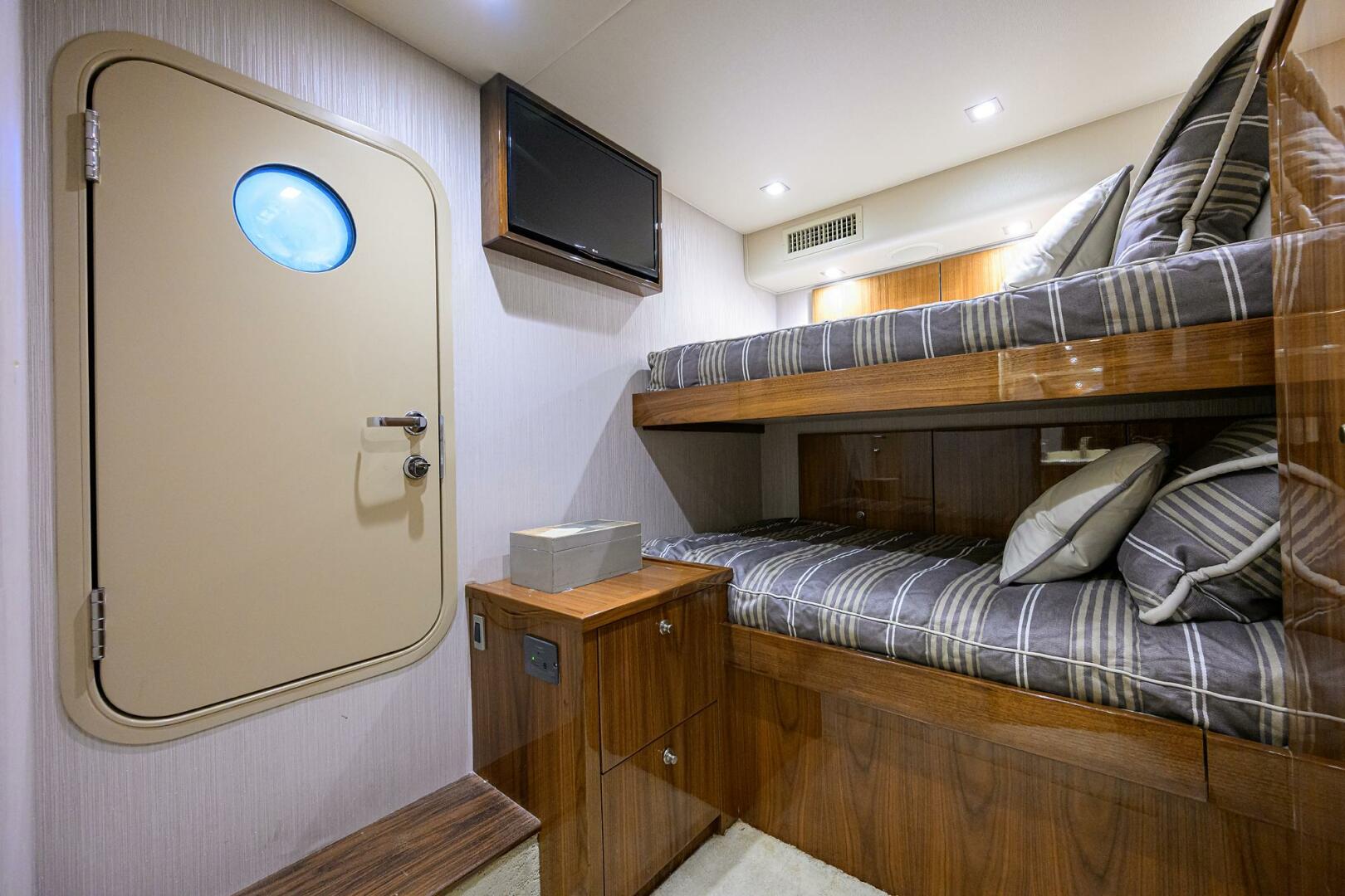 2021 Viking 72 Convertible - Image 23
