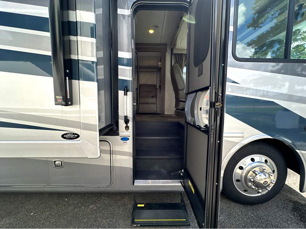 2027 THOR MOTOR COACH HURRICANE 35A - Image 7