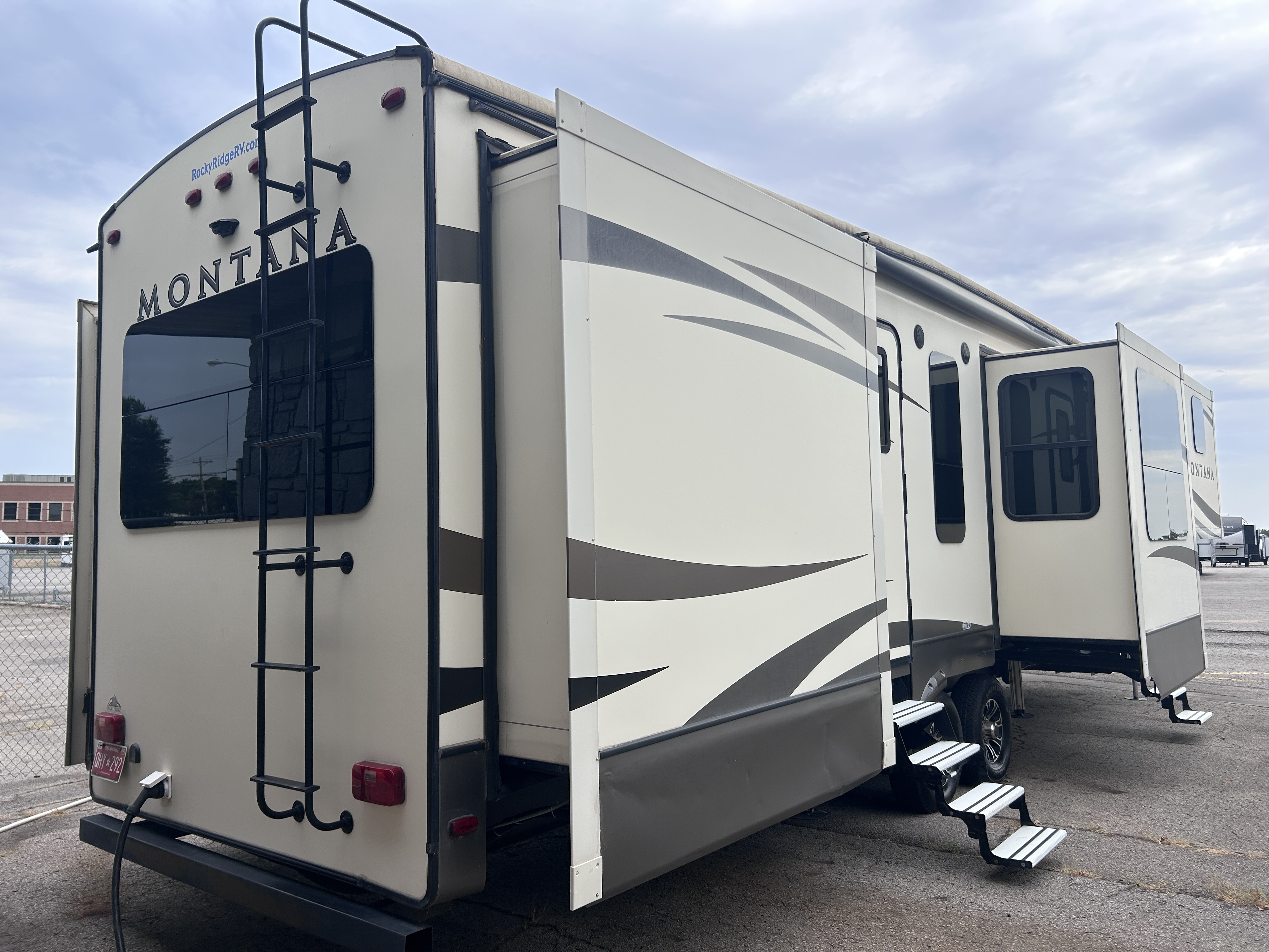 2017 Keystone Montana 3820FK - Image 7