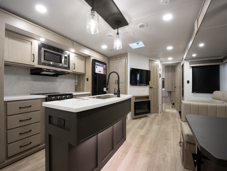 2025 Forest River Rockwood Signature Ultra Lite 8336BH - Image 7