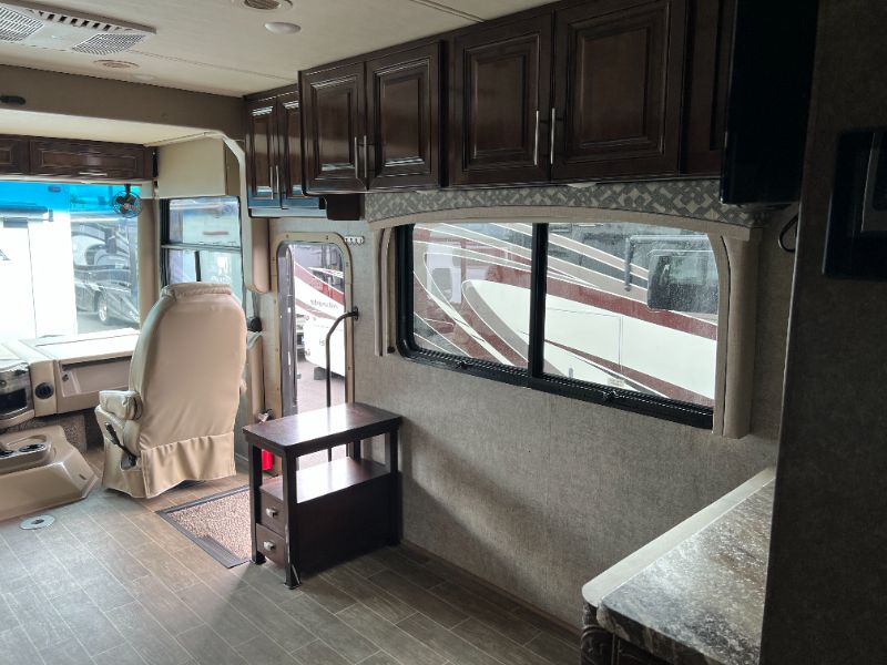 2020 Thor Motor Coach Miramar 32.2 - Image 21