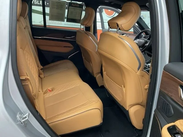 2025 Jeep Grand-Cherokee-L Laredo Altitude 4x4 - Image 25