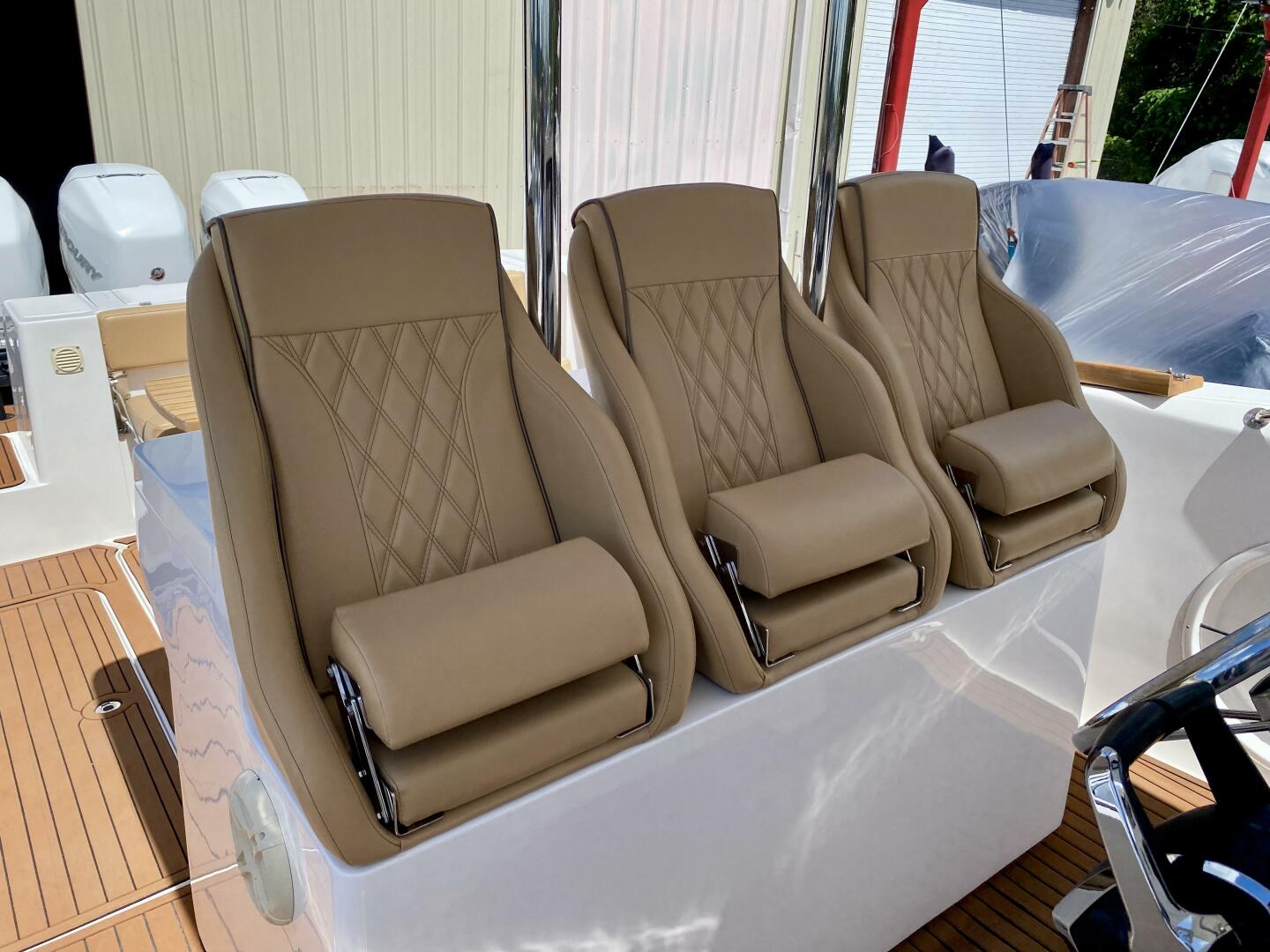 2023 Fishing Raptor 390 Solarium - Image 13