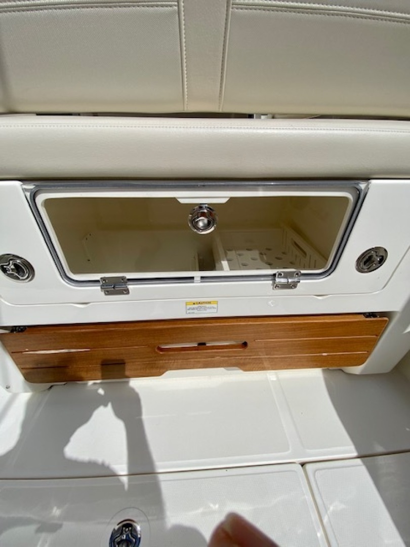 2020 Boston Whaler 380 Realm - Image 19