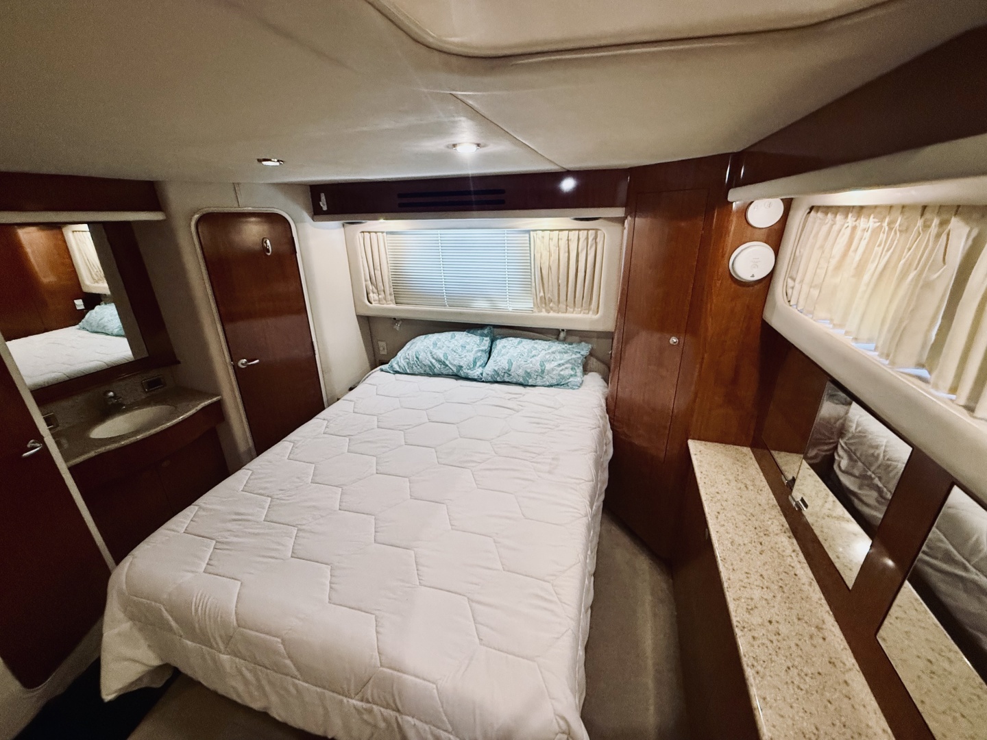 2004 Sea Ray 390 Motor Yacht - Image 13