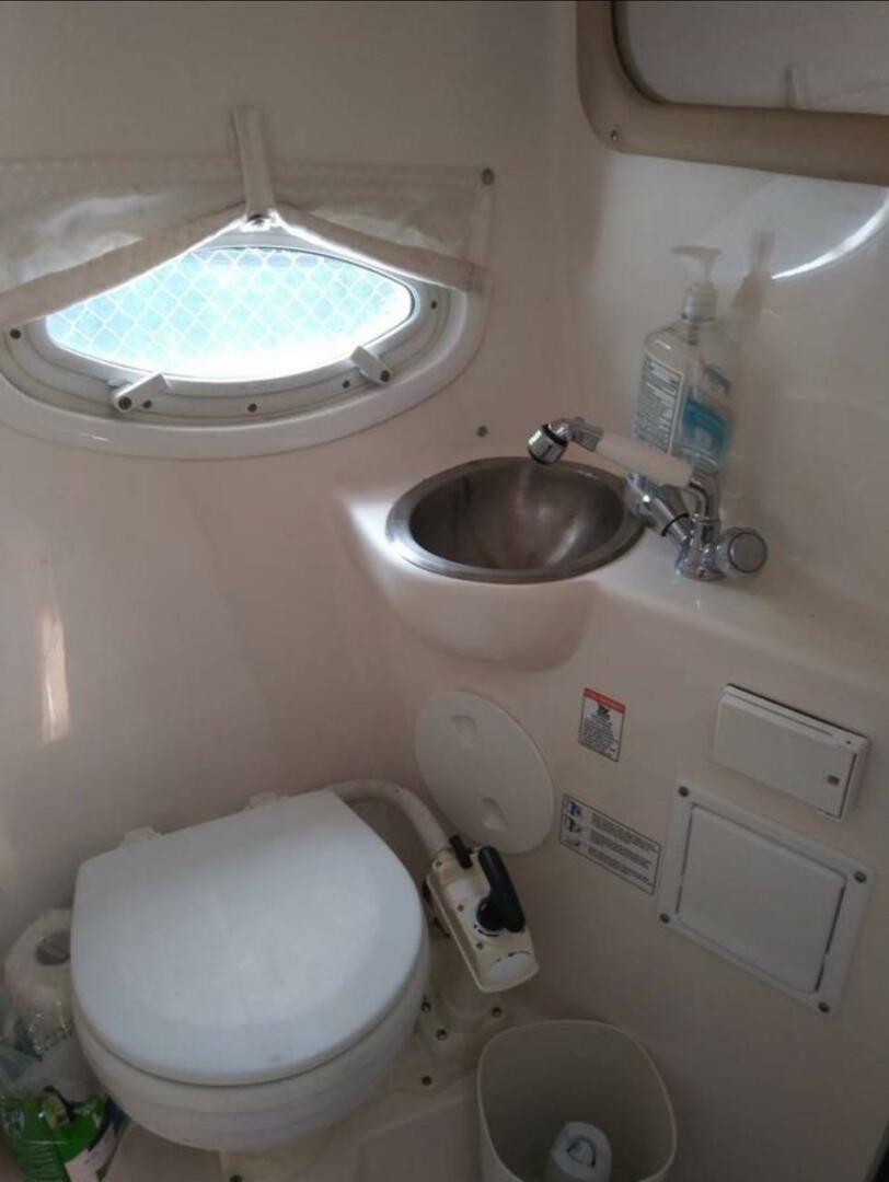 2009 Rinker 280 Express Cruiser - Image 12