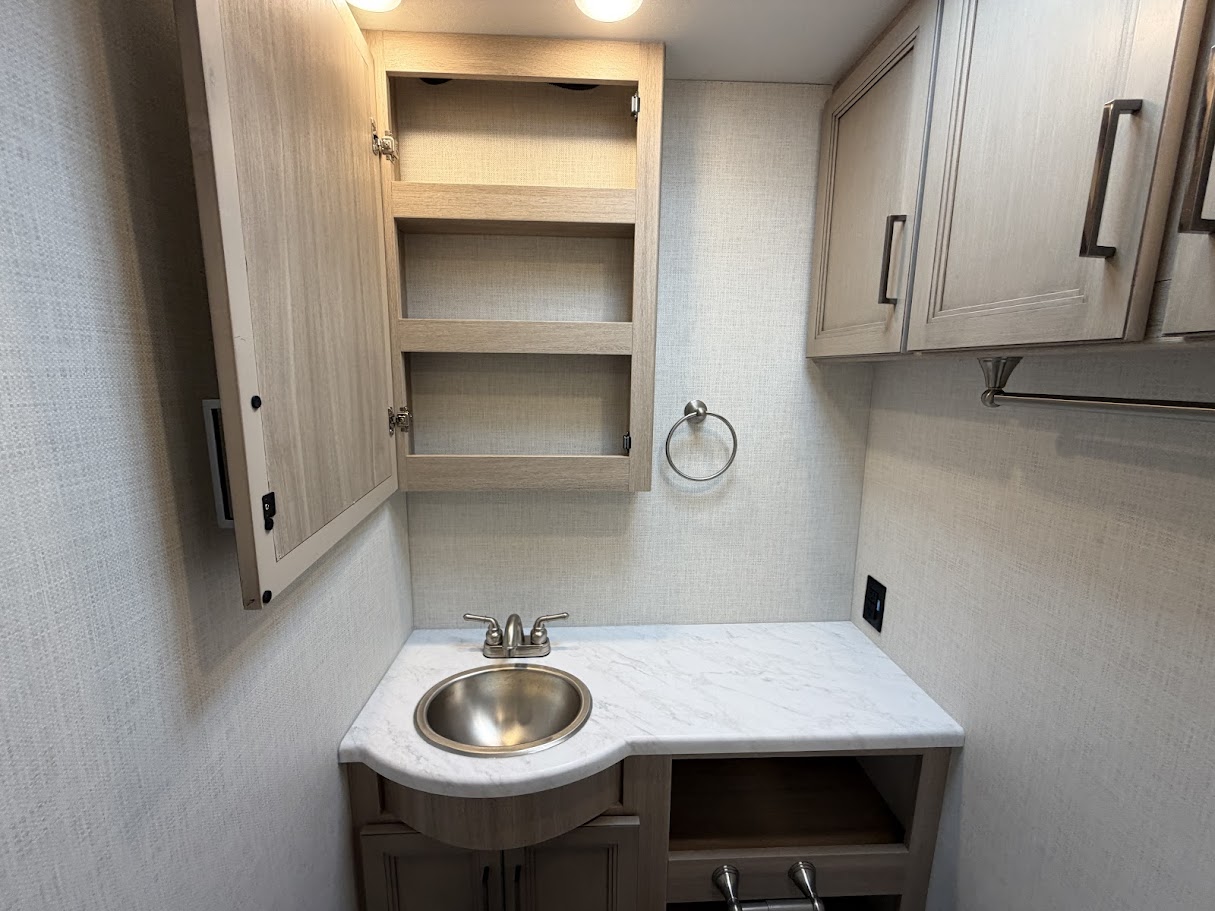 2027 THOR MOTOR COACH HURRICANE 36H - Image 26