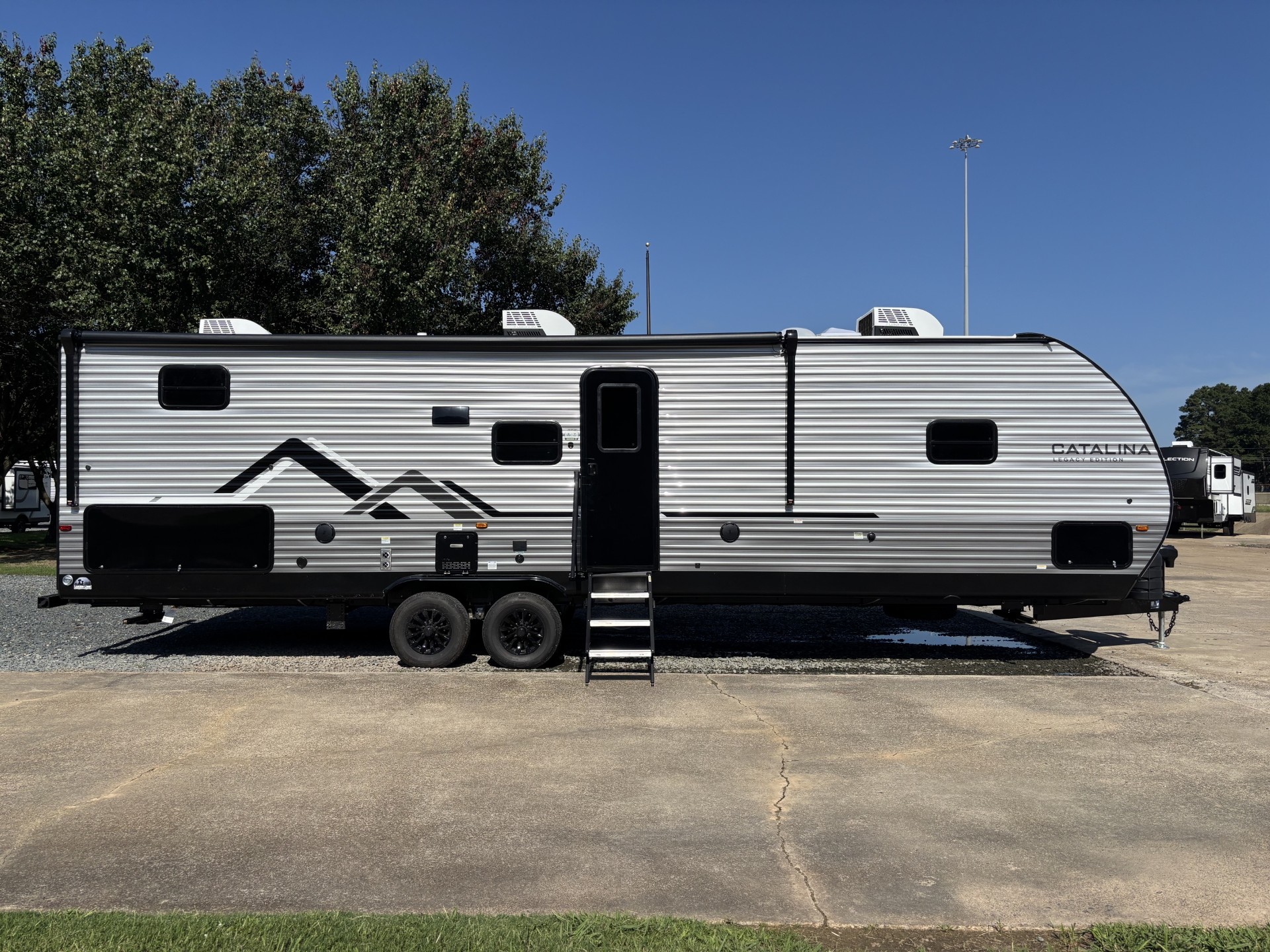 2027 Coachmen Catalina Legacy Edition 293TQBSCK - Image 2