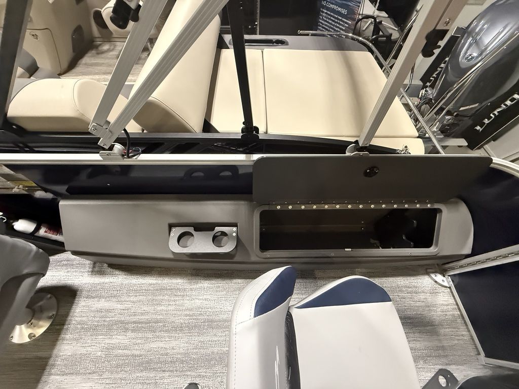 2026 Bennington 22SF TriToon Pontoon - Image 22