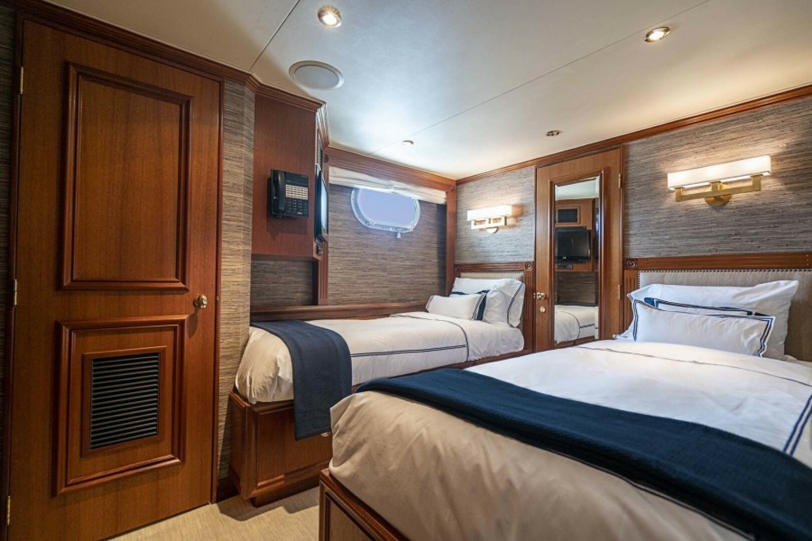 2000 Broward Raised Pilothouse - Image 17