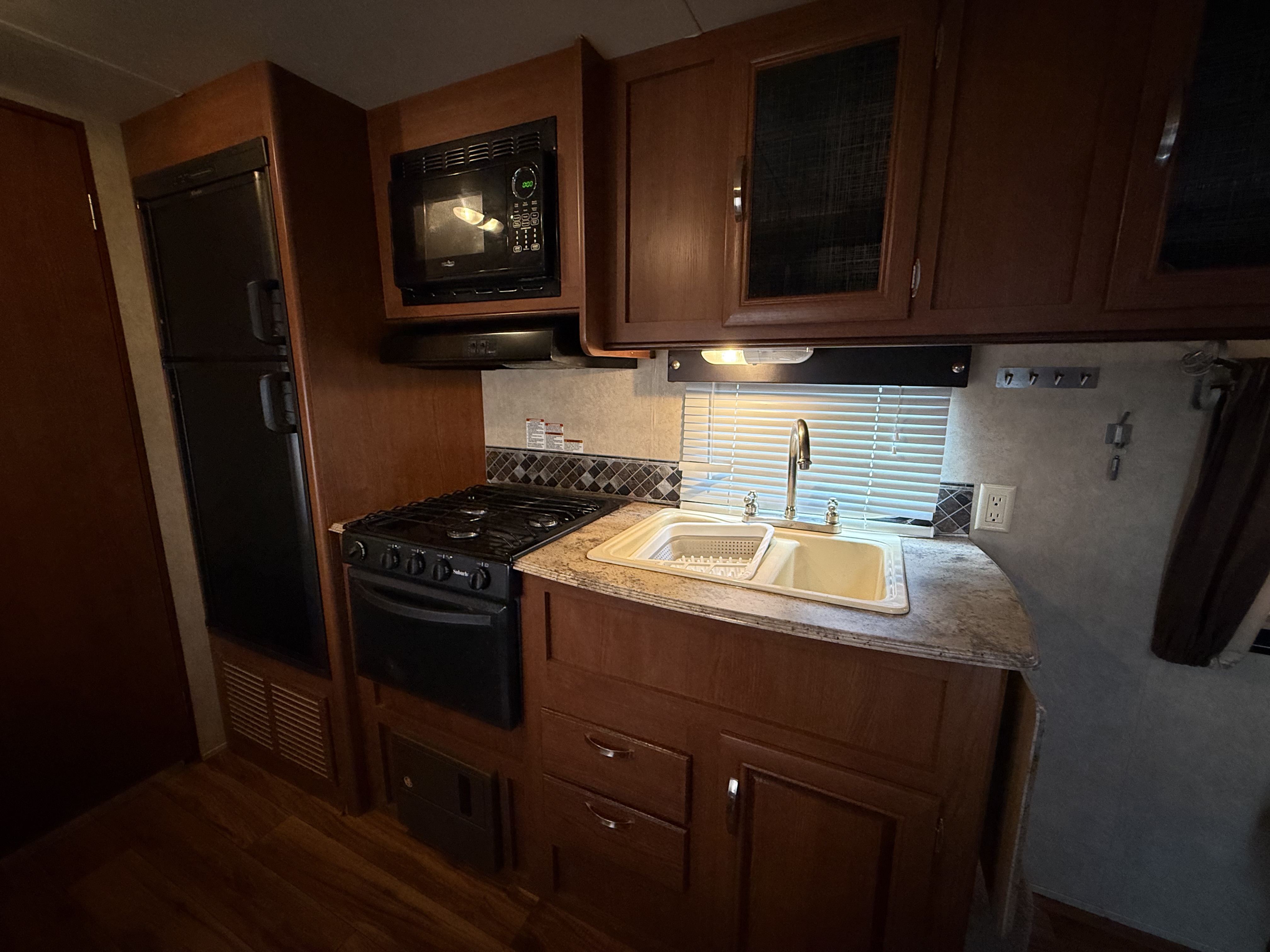 2016 WILDWOOD X-LIGHT SERIES 241QBXL - Image 12
