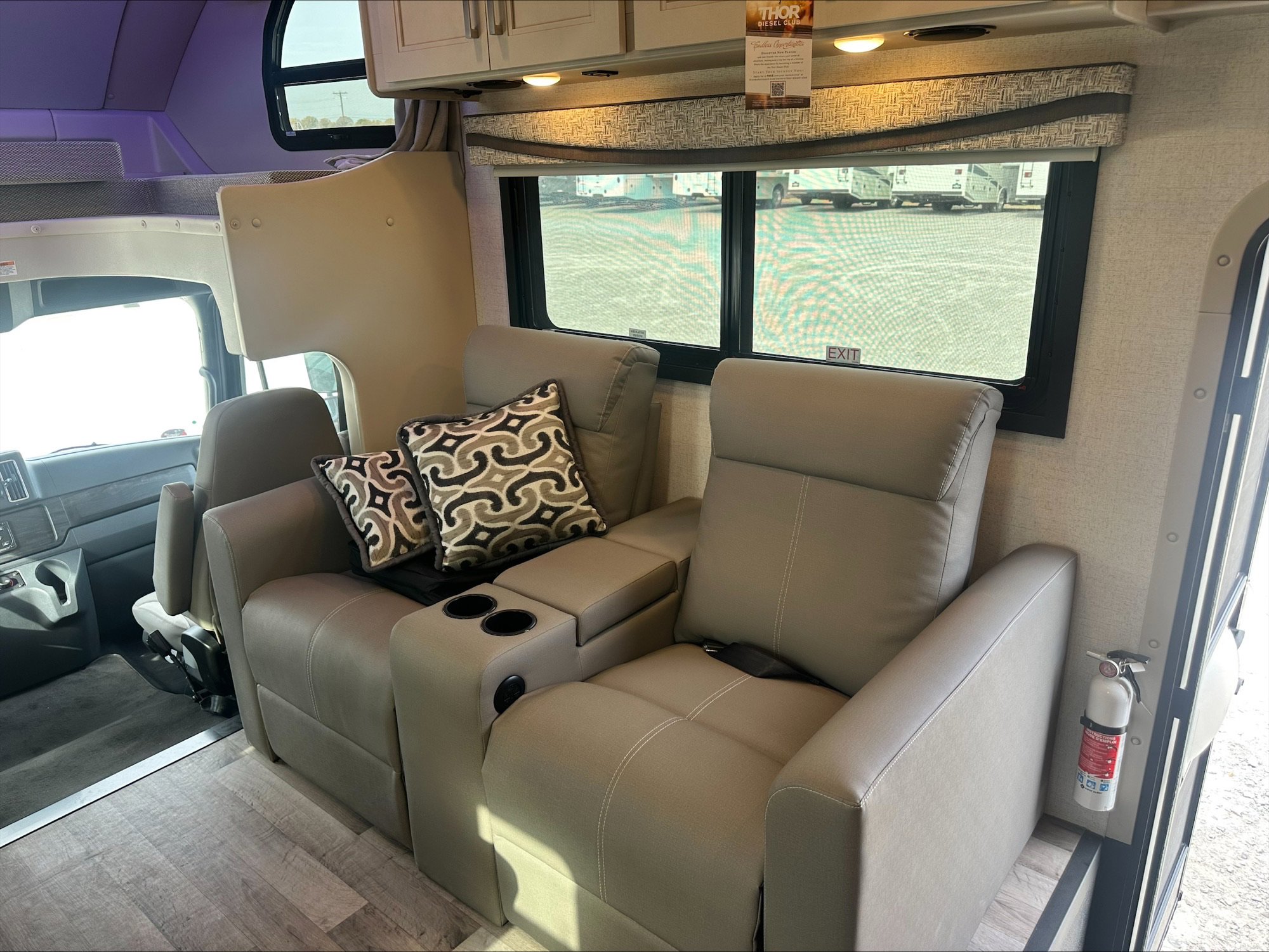 2026 THOR MOTOR COACH PASADENA 34XG - Image 12