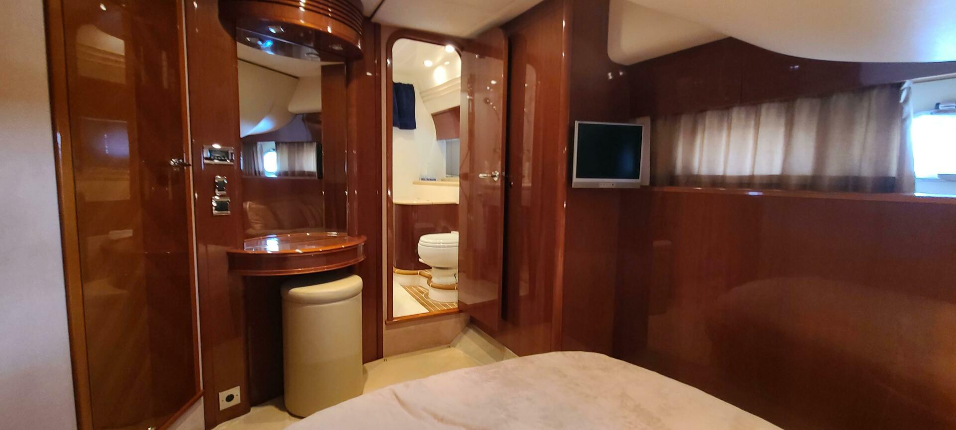 2006 Viking Sport Cruisers 61 Flybridge - Image 9