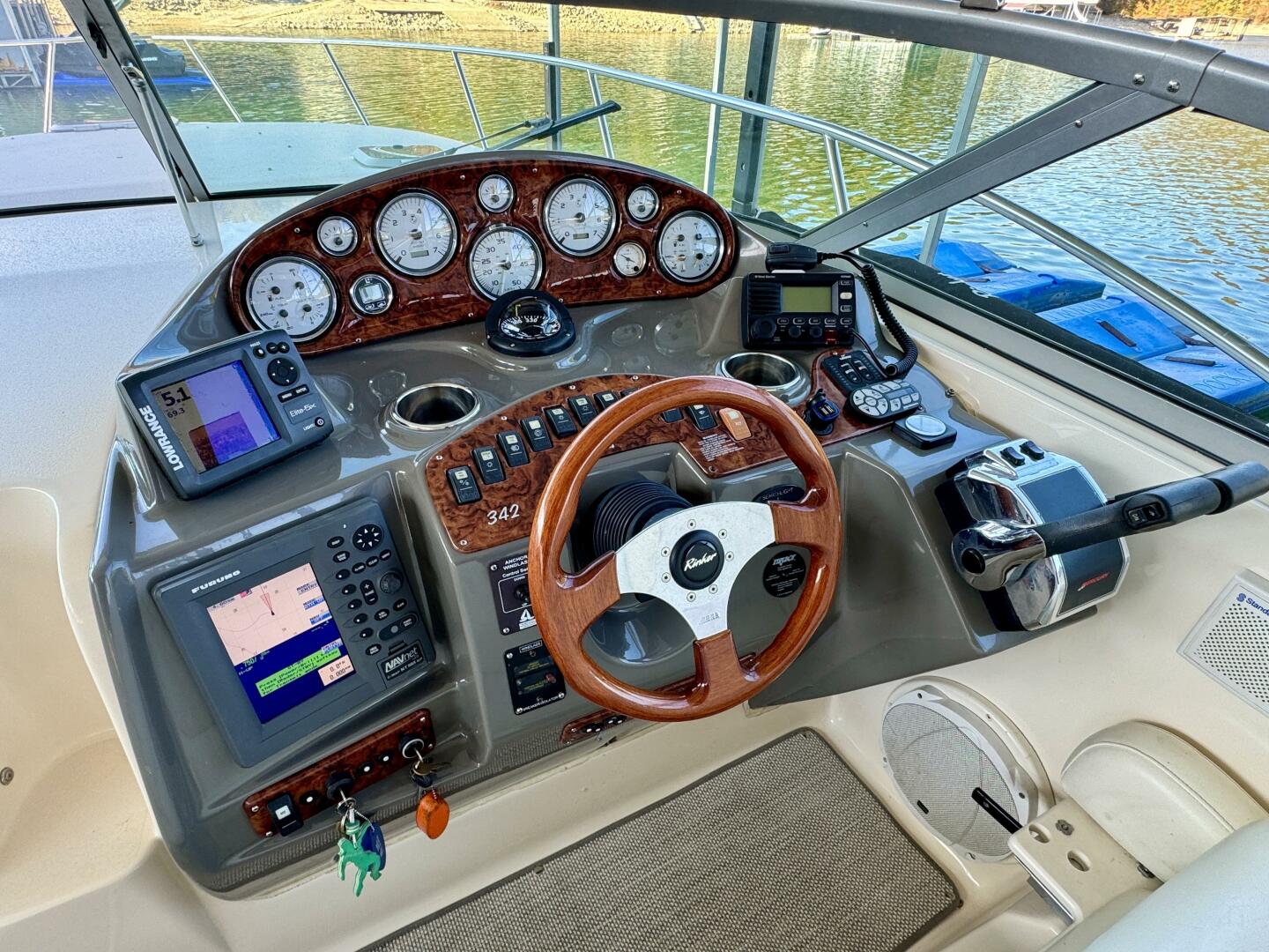2004 Rinker 342 Fiesta Vee - Image 24