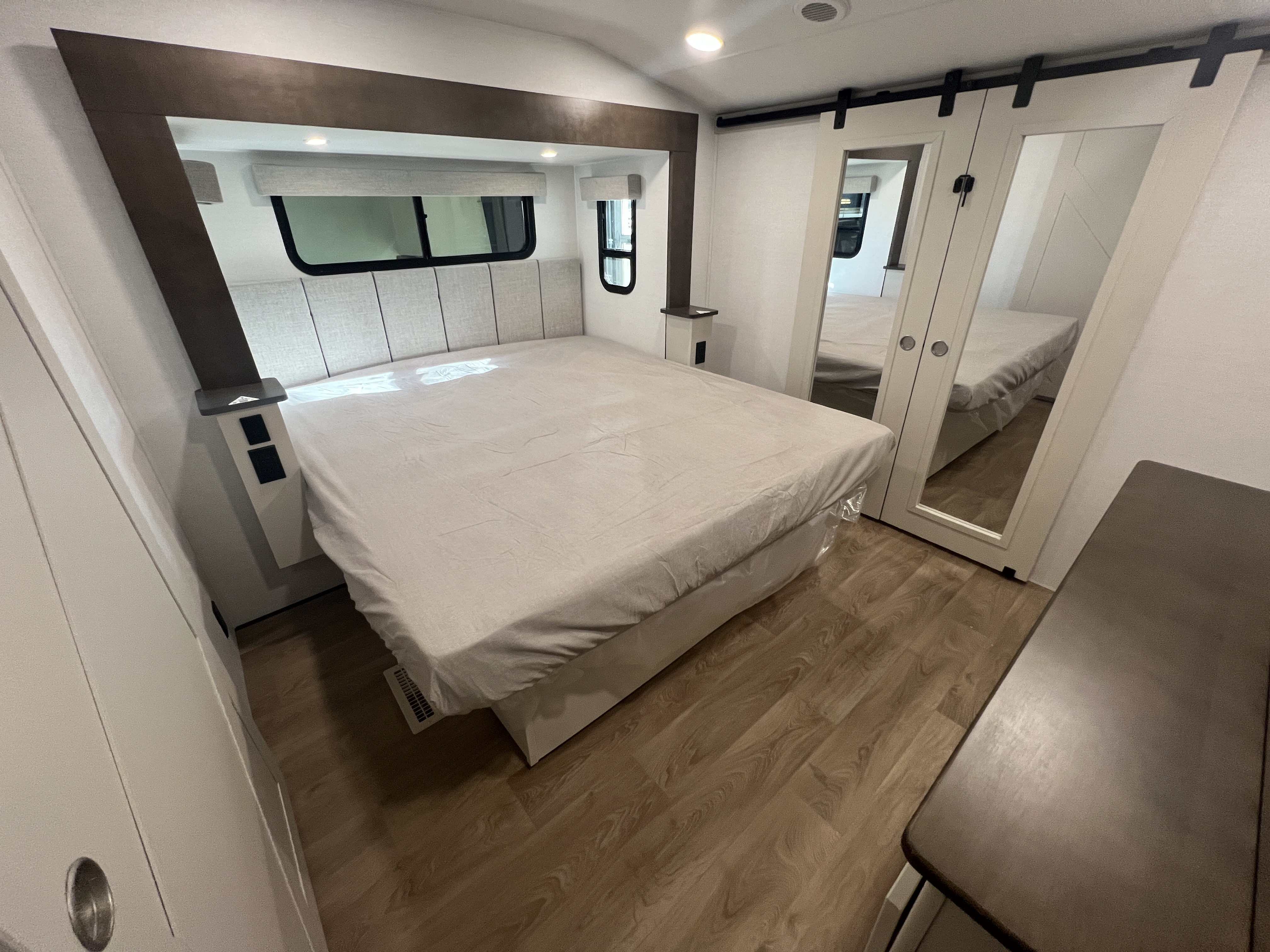 2027 Alliance RV Avenue 32RLS - Image 19