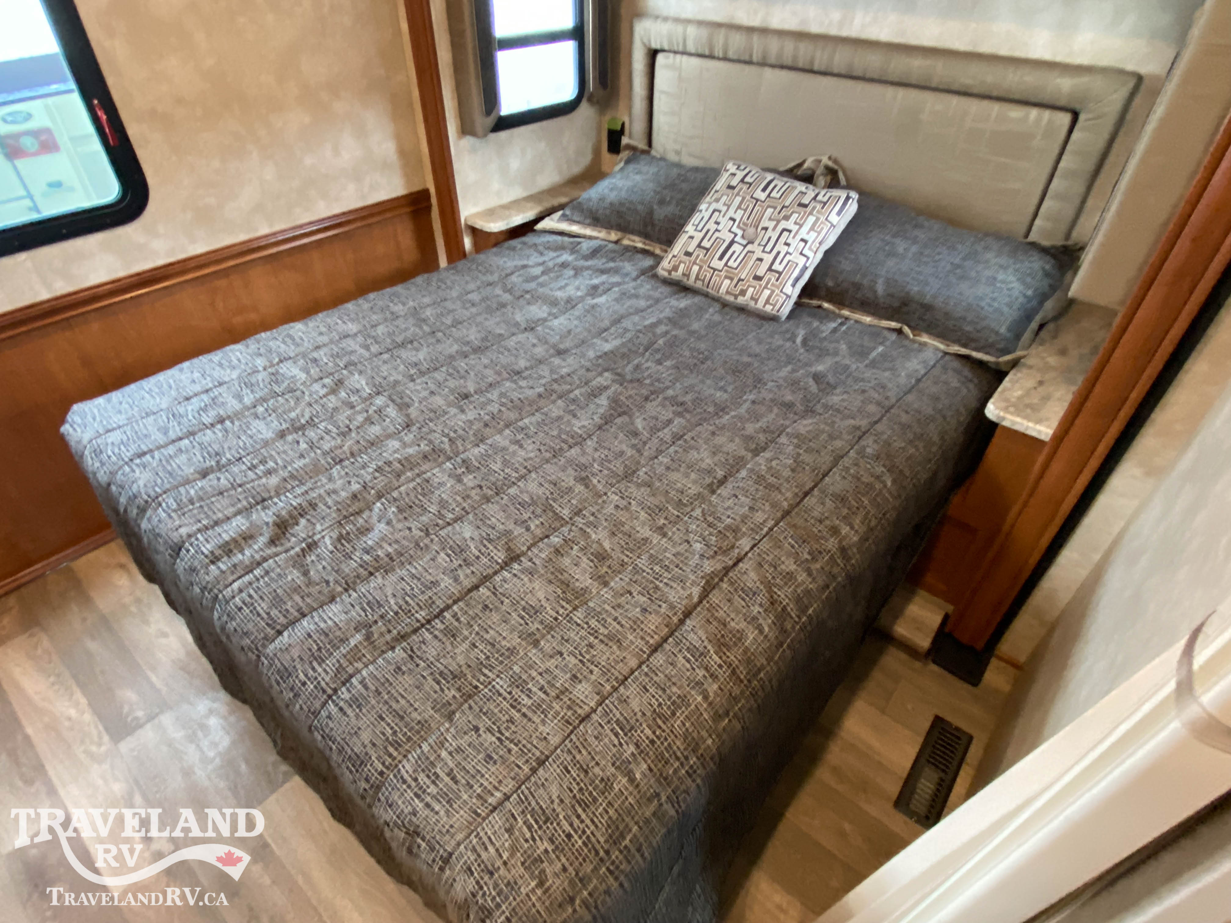 2019 Winnebago Sunstar LX 30T - Image 16