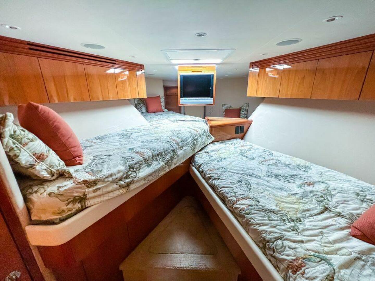 2007 Hatteras 68 Convertible - Image 12
