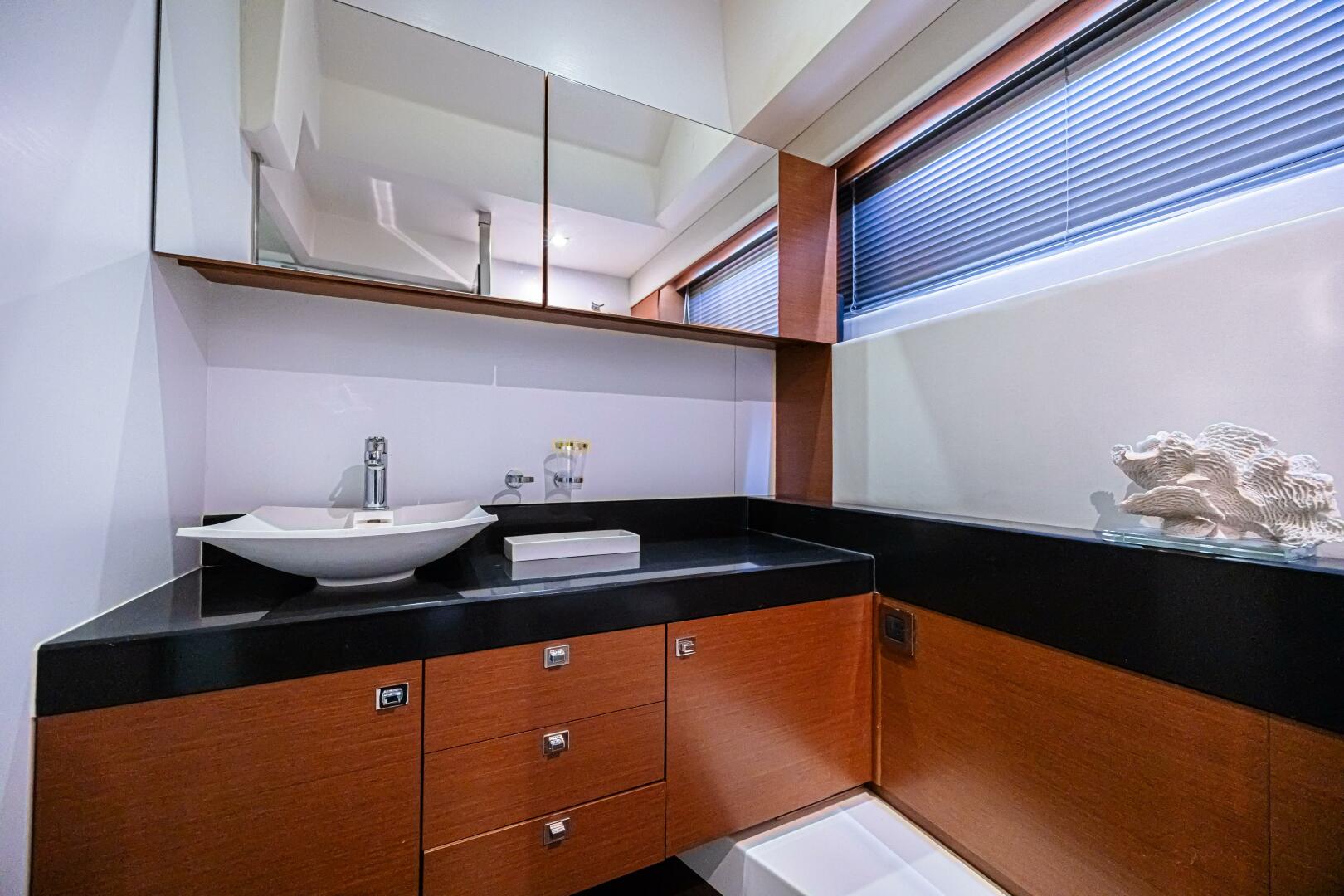 2013 Prestige 550S - Image 29