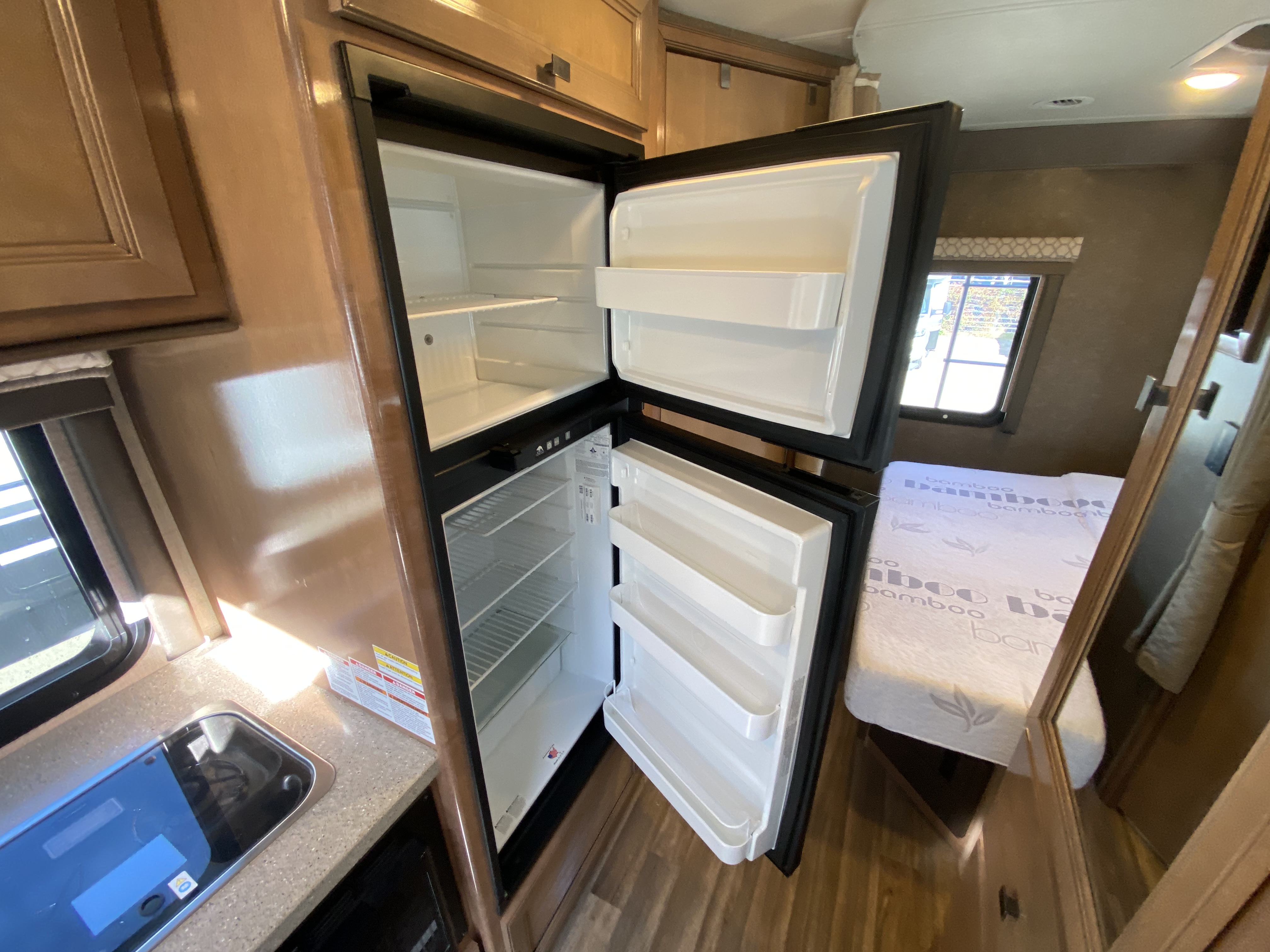 2019 THOR MOTOR COACH SYNERGY SS24 - Image 17