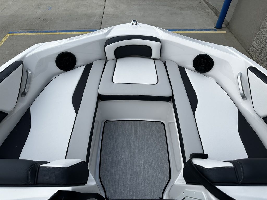 2025 Yamaha Boats AR195 - Image 7