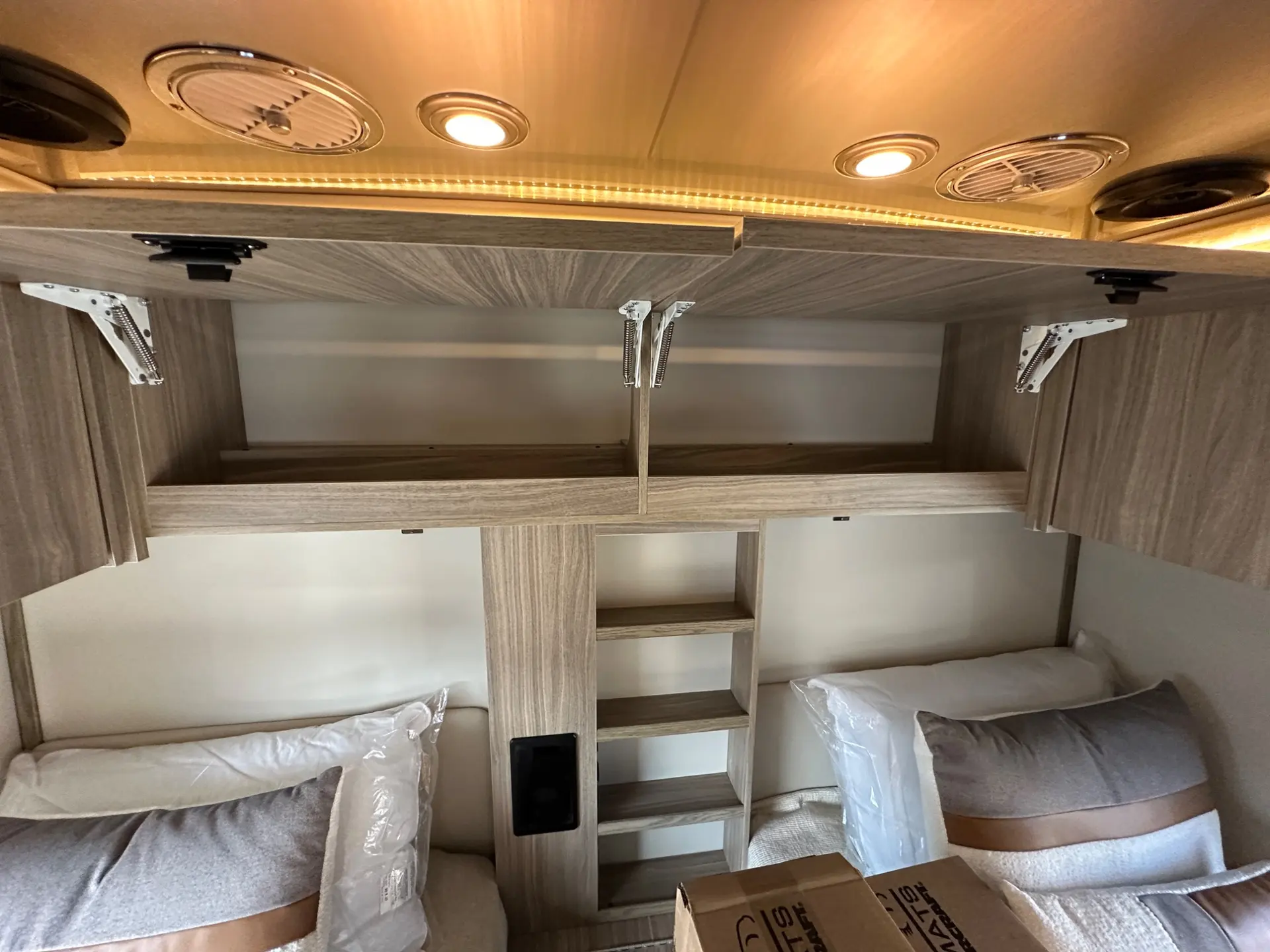 2027 Airstream Atlas 25RT - Image 28