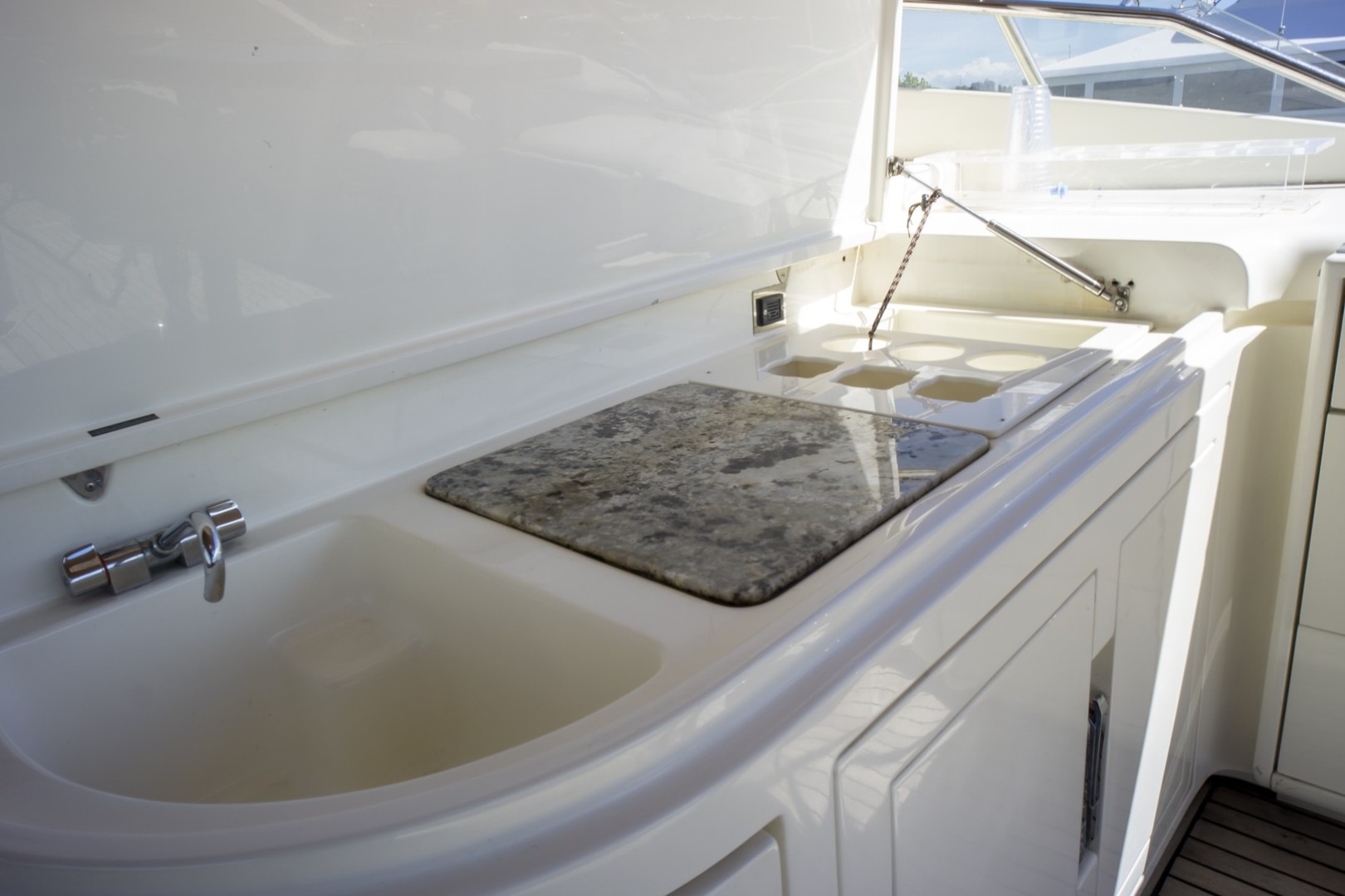 2000 Ferretti Yachts Custom Line 94 - Image 69