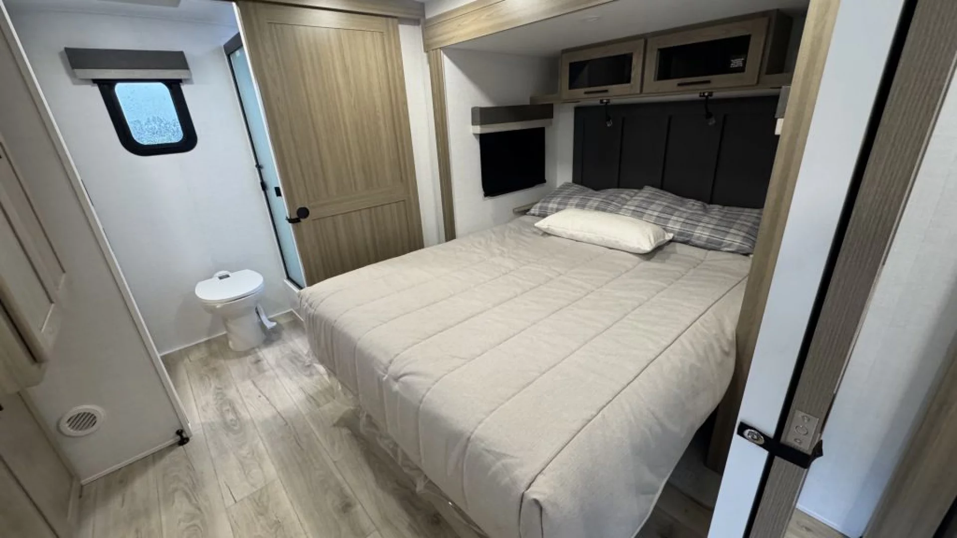 2027 FOREST RIVER ROCKWOOD MINI LITE 2523MBR - Image 30