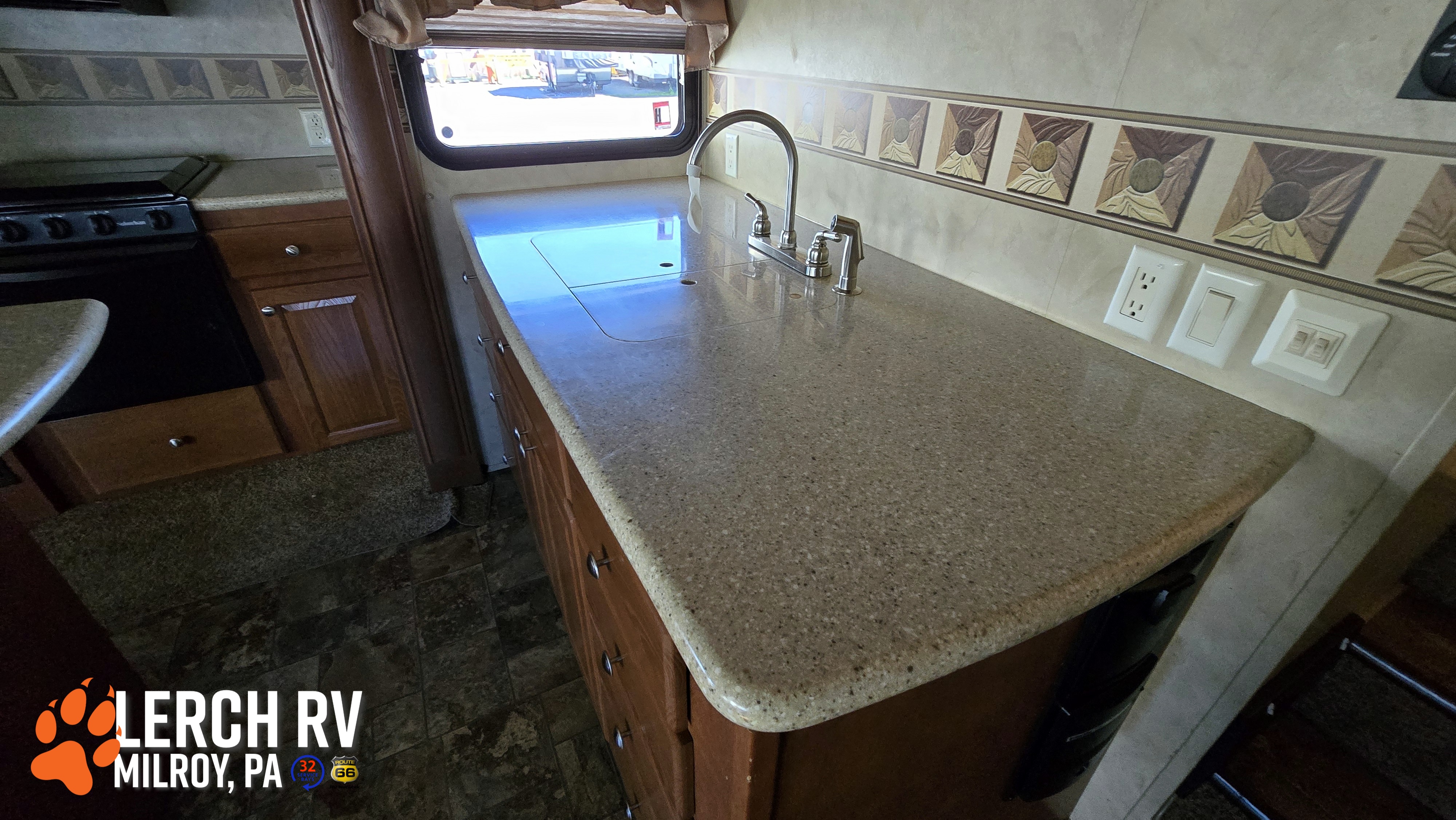 2013 FOREST RIVER CEDAR CREEK SILVERBACK 29RE - Image 18
