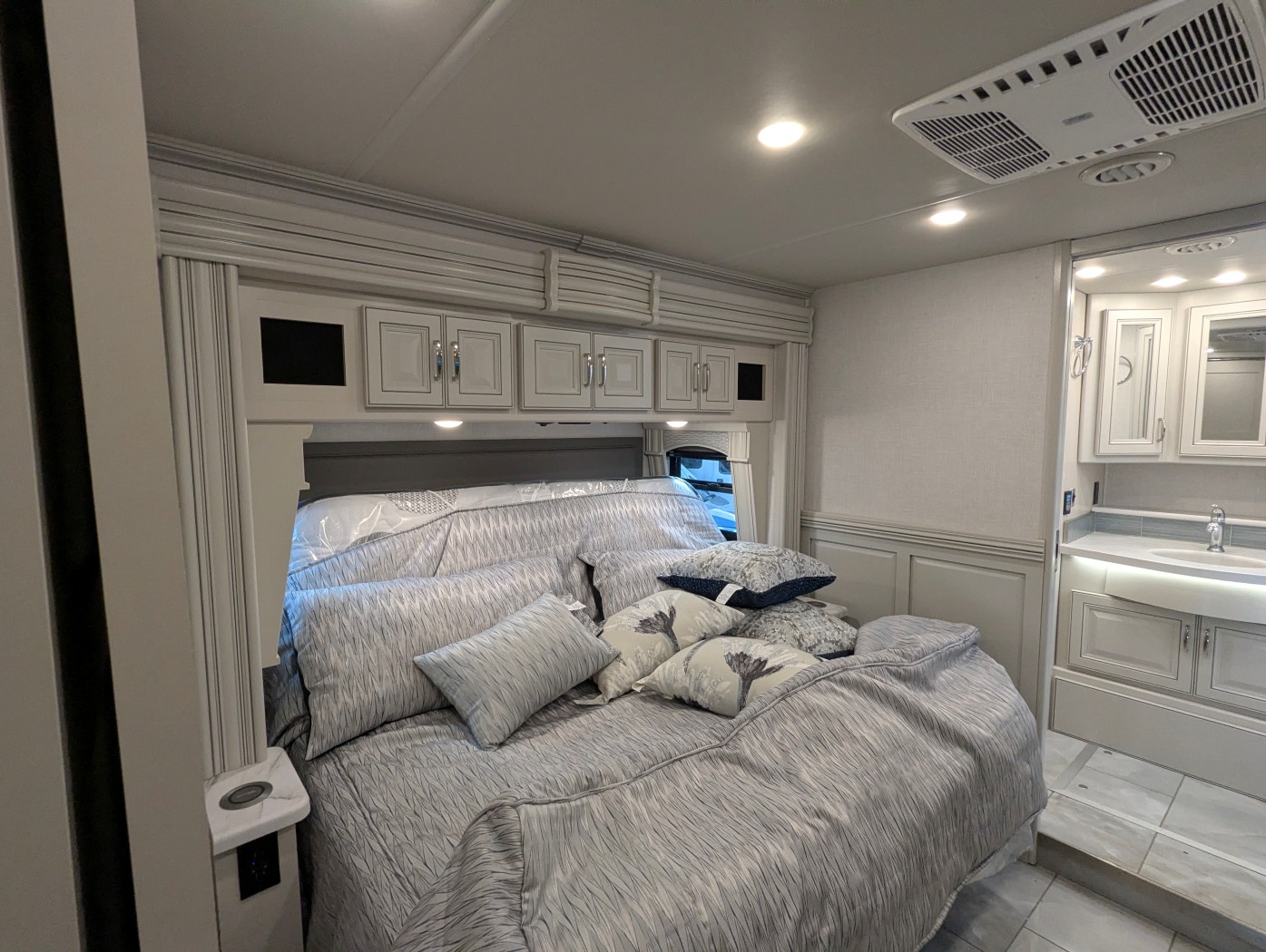 2026 Fleetwood Discovery 38N - Image 31