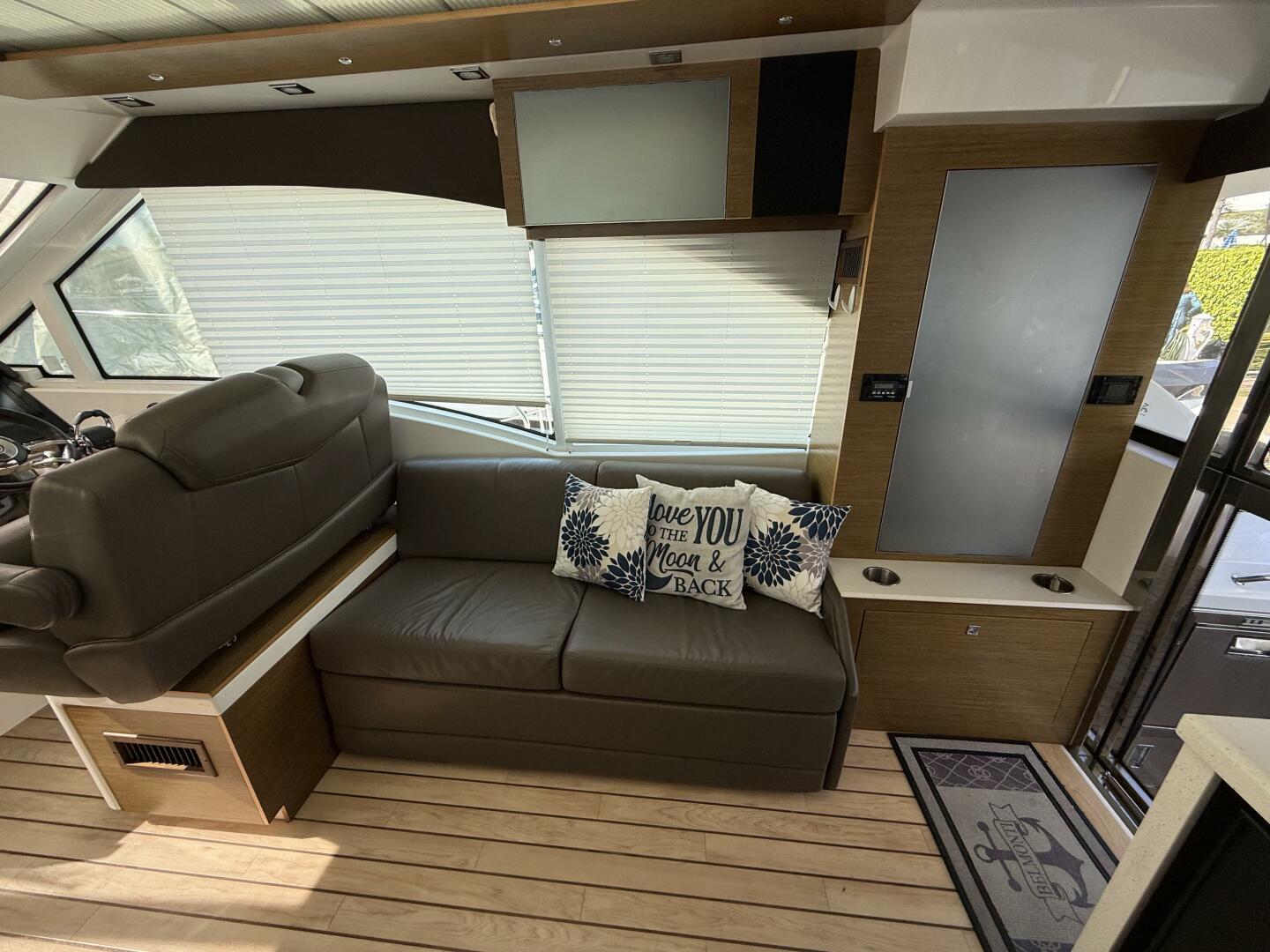 2014 Cruisers Yachts 45 Cantius - Image 11