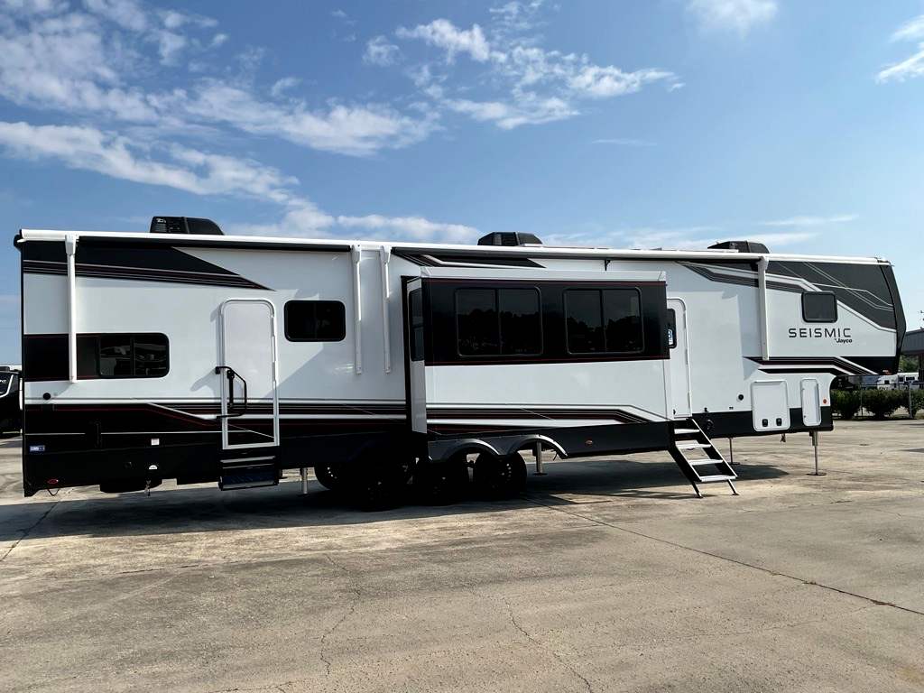 2026 JAYCO SEISMIC 395 - Image 10