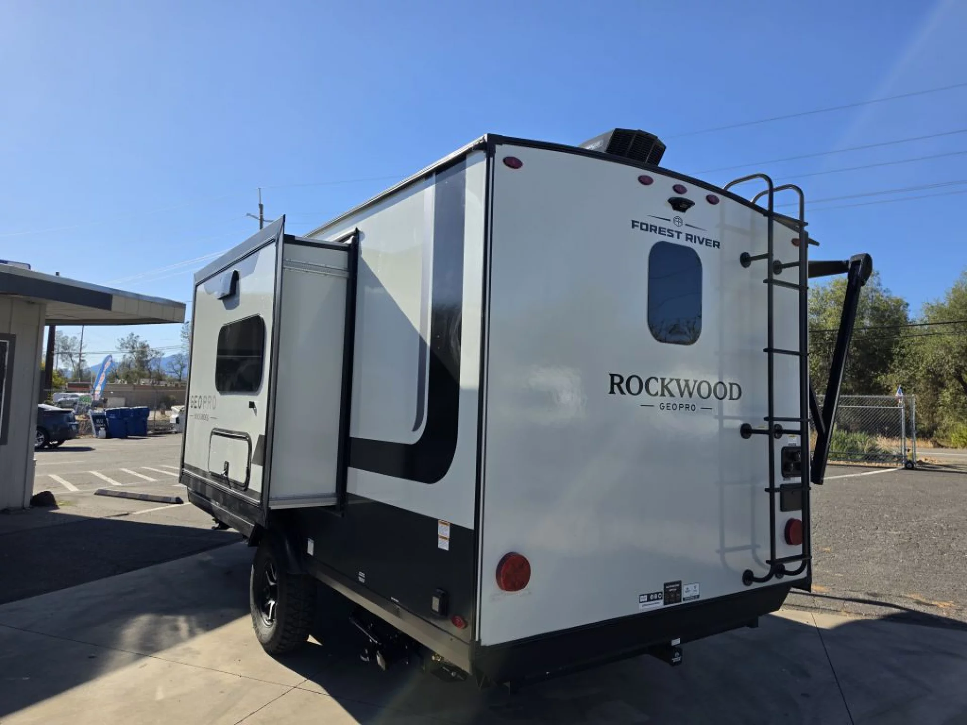 2027 FOREST RIVER ROCKWOOD GEO PRO 19SFD - Image 5
