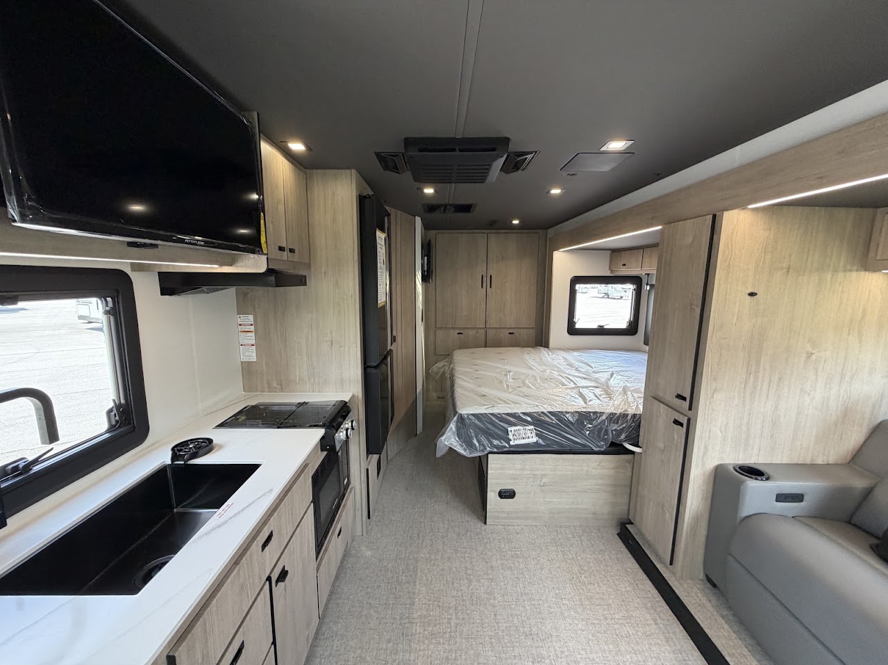 2027 Grand Design Lineage Series M 25FW - Image 9