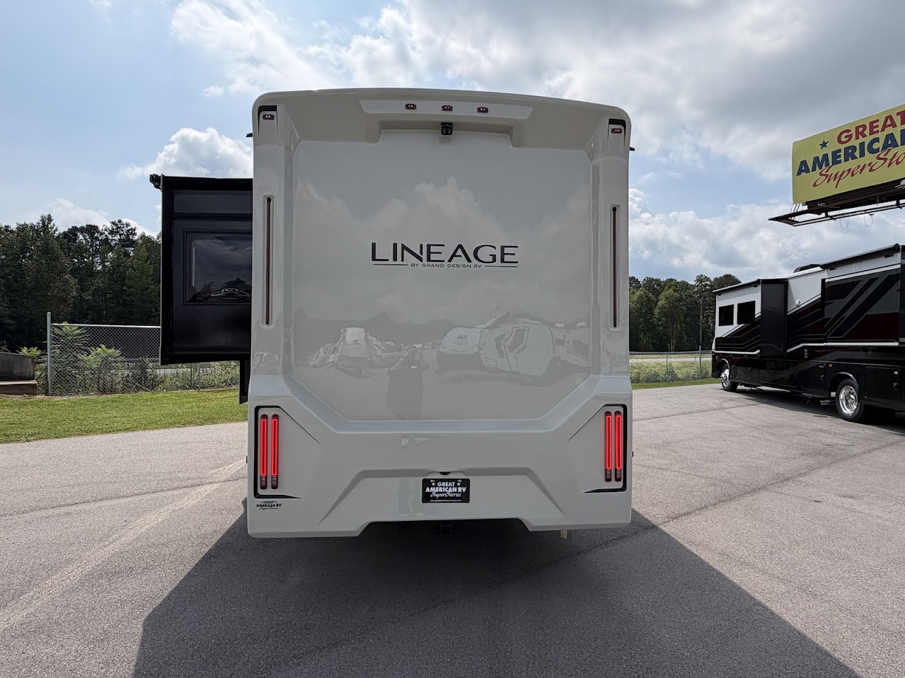 2027 Grand Design Lineage Series M 25FW - Image 4