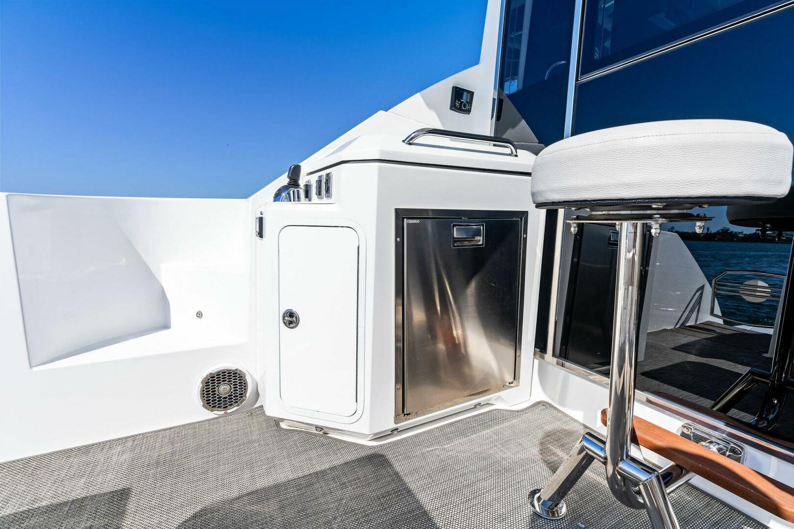 2019 Cruisers Yachts 45 Cantius - Image 20