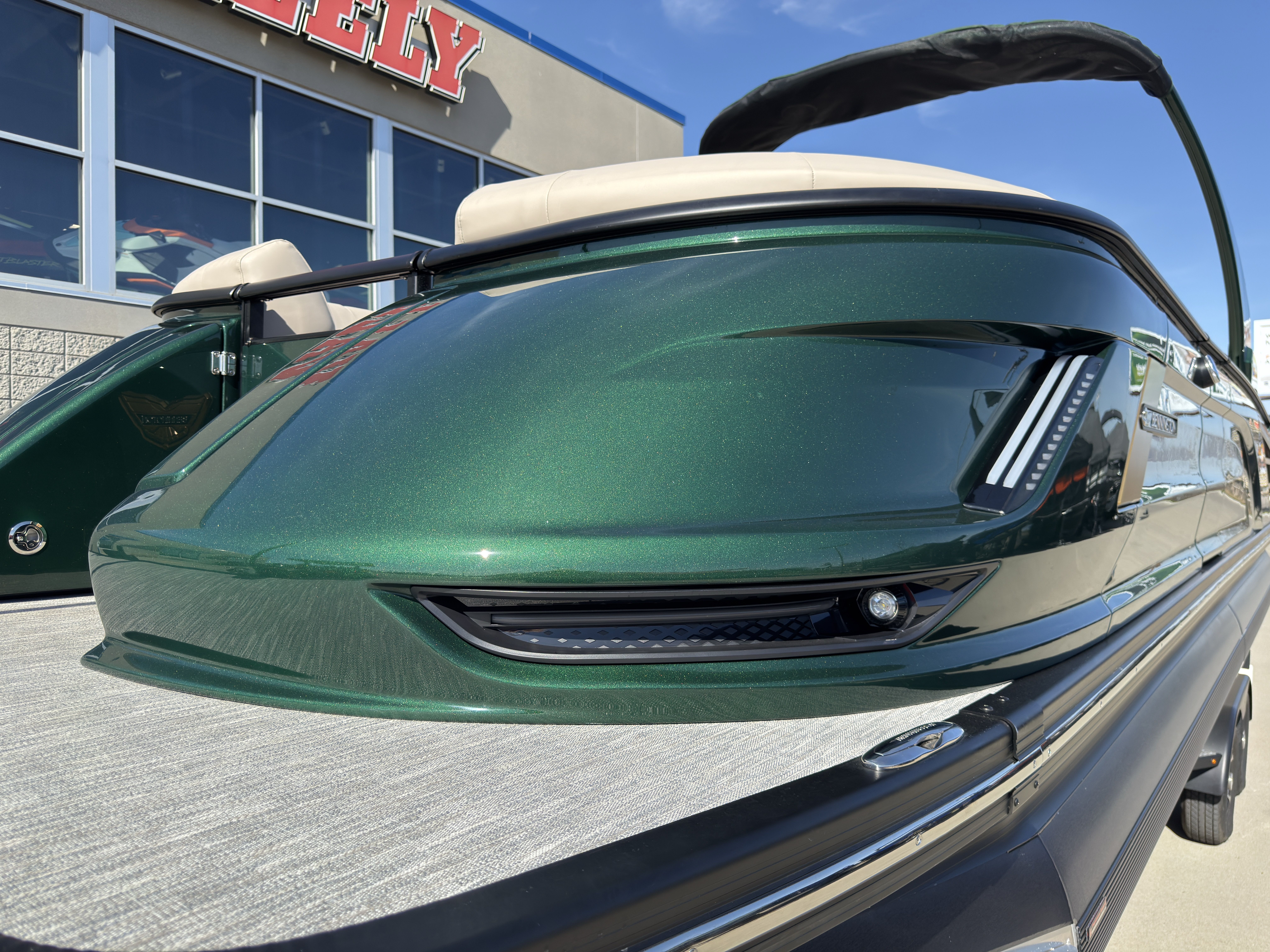 2026 Bennington 25QXSBA 425HP V10 Tritoon Pontoon - Image 7