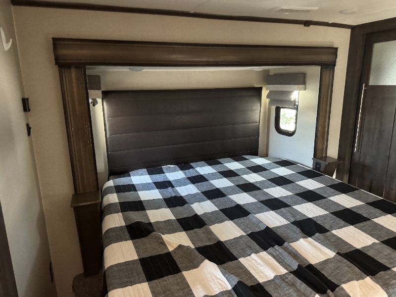 2020 Forest River Cardinal Luxury 345RLX - Image 18
