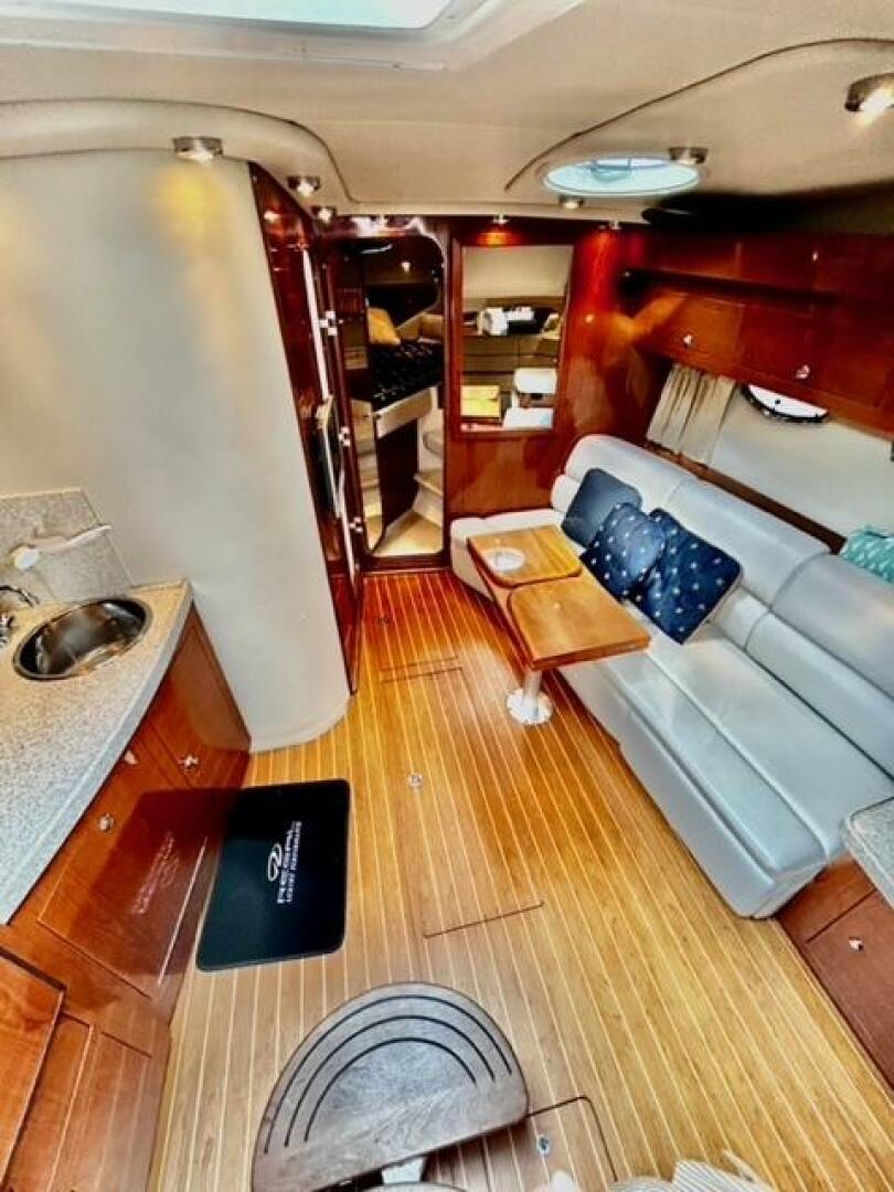2005 Regal 3560 Commodore - Image 5