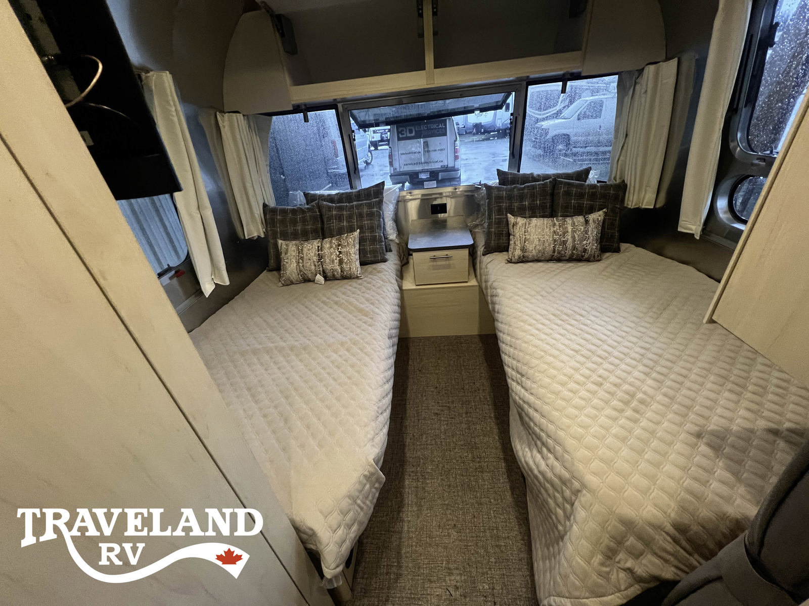 2025 Airstream Flying Cloud 23FBT - Image 13